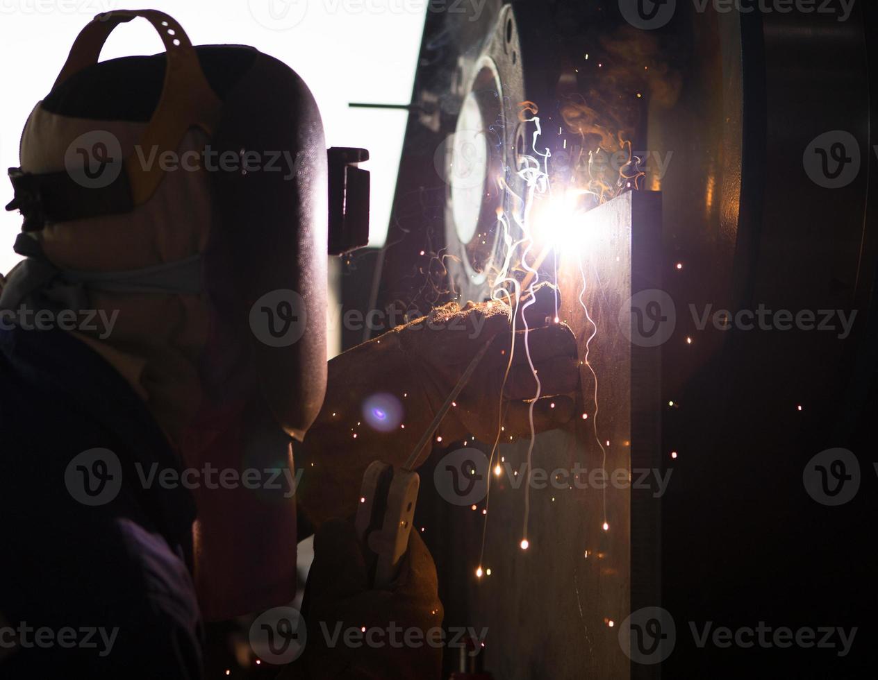 trabajador de soldadura de acero foto