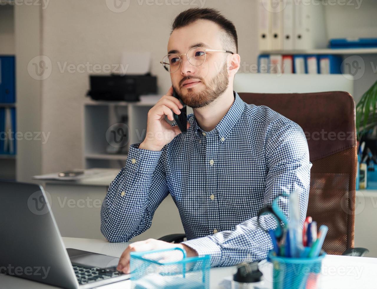 hombre de negocios trabajando en su computadora portátil en una oficina foto