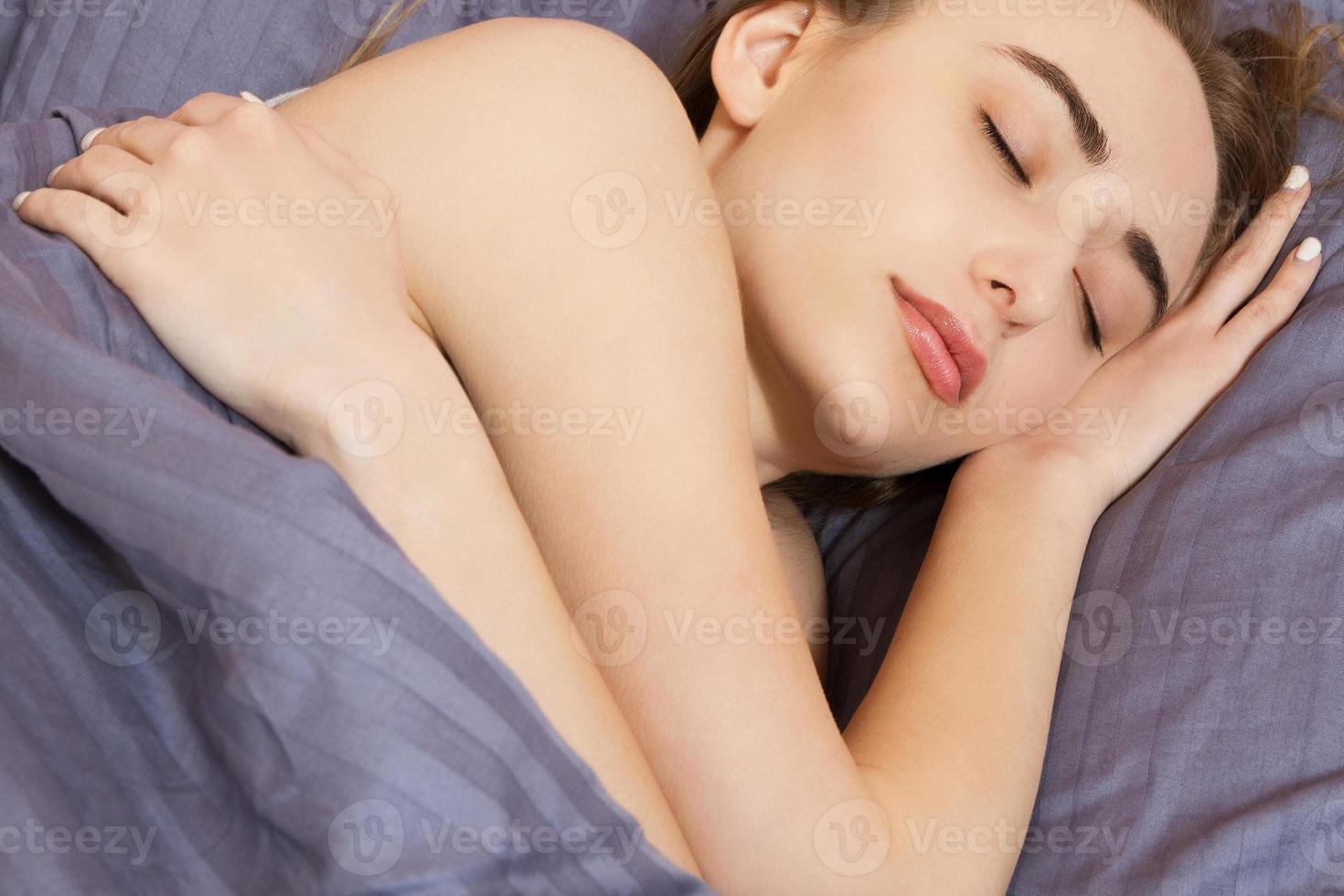 hermosa chica duerme en el dormitorio - cerrar foto