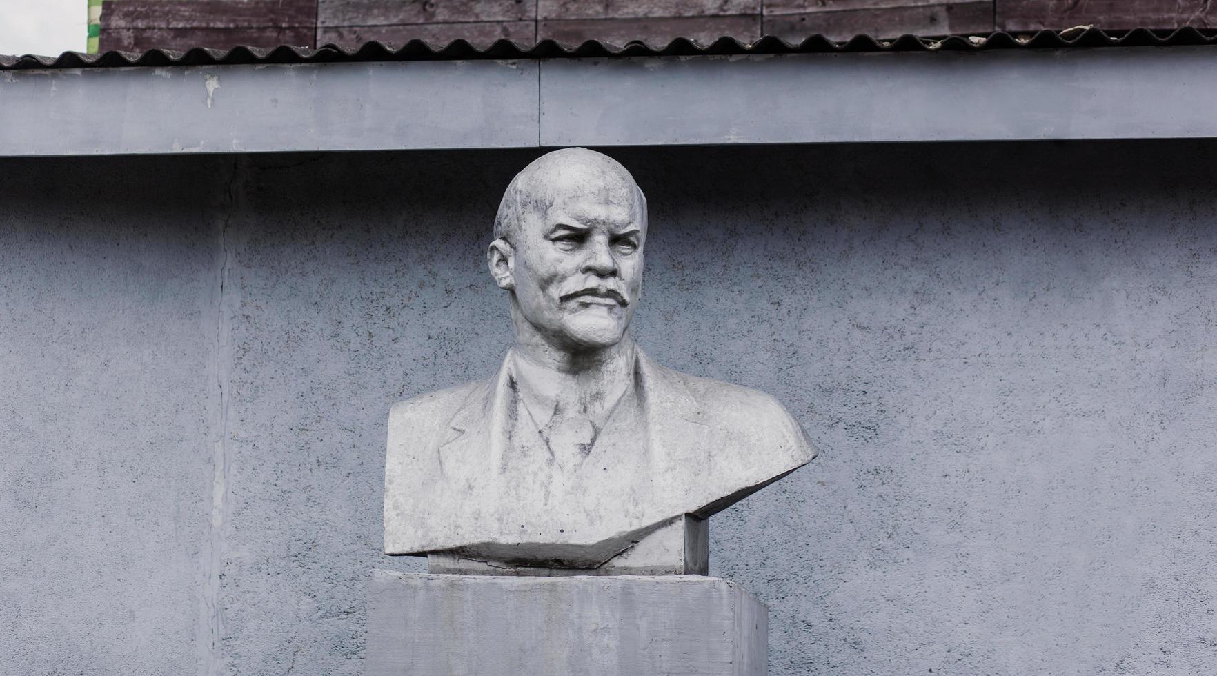 minsk, bielorrusia, mayo de 2022 - busto de lenin en la ciudad foto