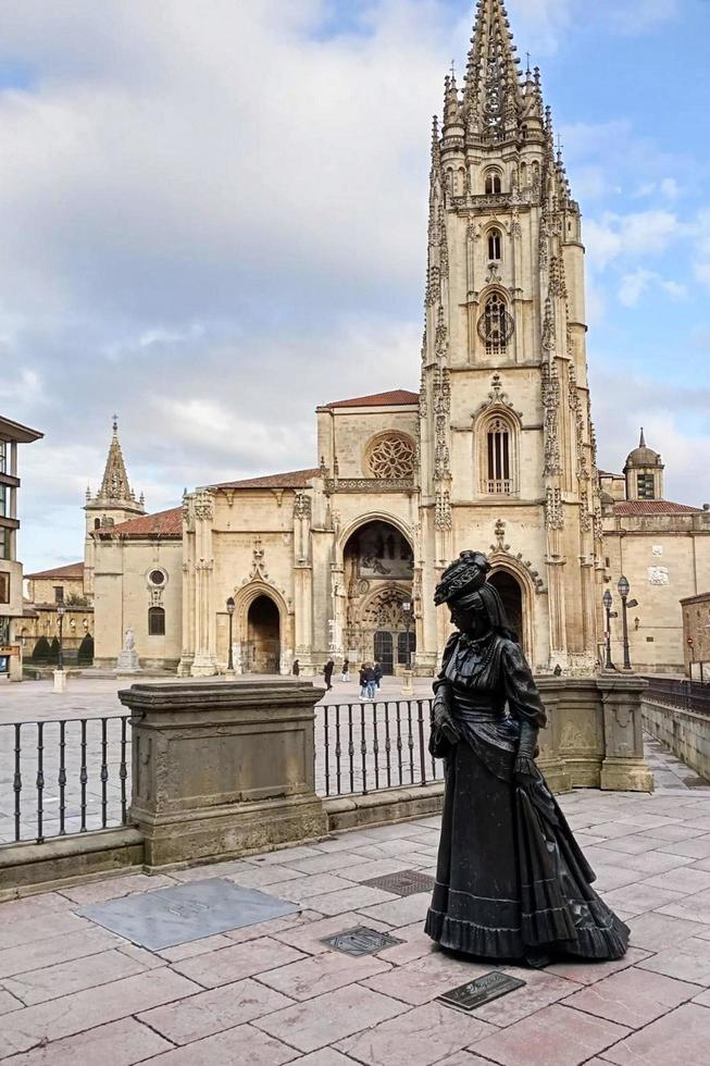 plaza de la catedral de oviedo, asturias, españa, abril de 2022 foto
