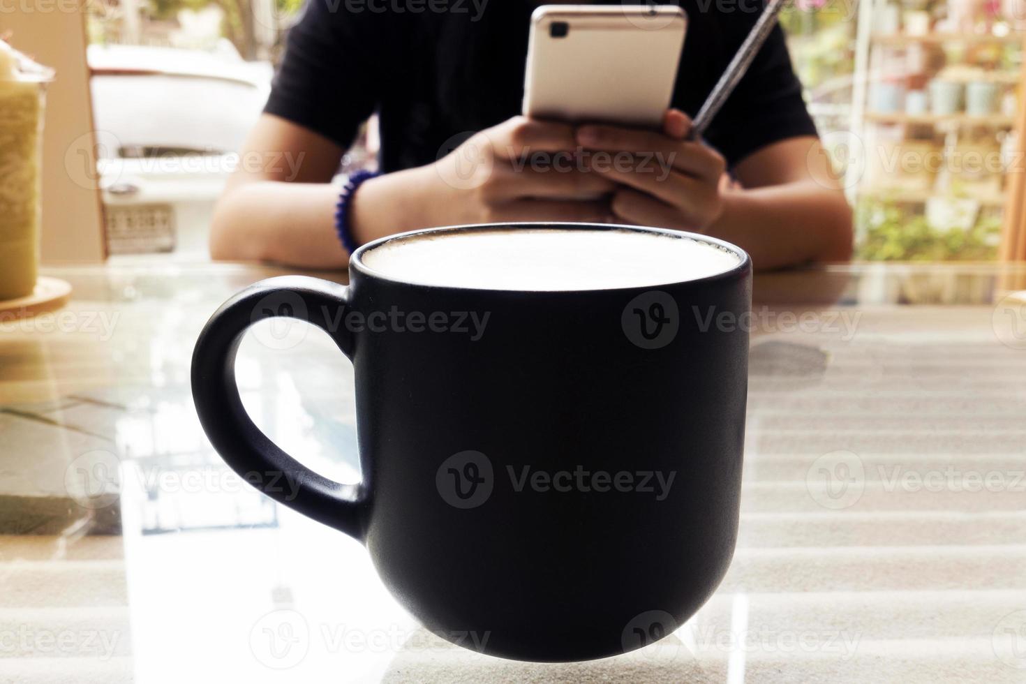 café caliente en vaso sobre mesa de cristal con patrón interior. foto