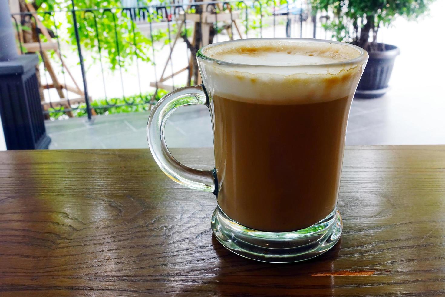 Latte caliente en una mesa de madera foto