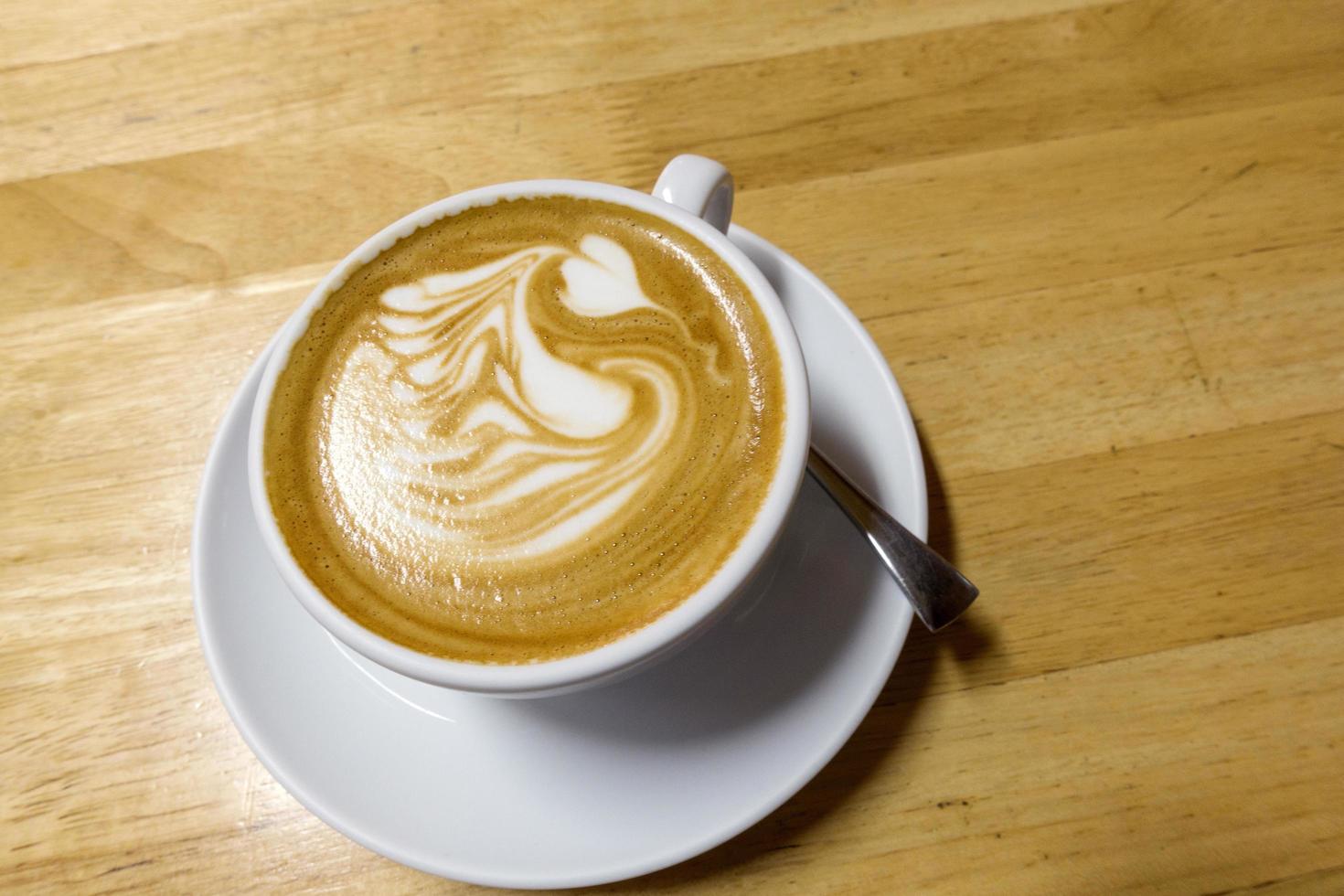 café caliente en una mesa de madera foto