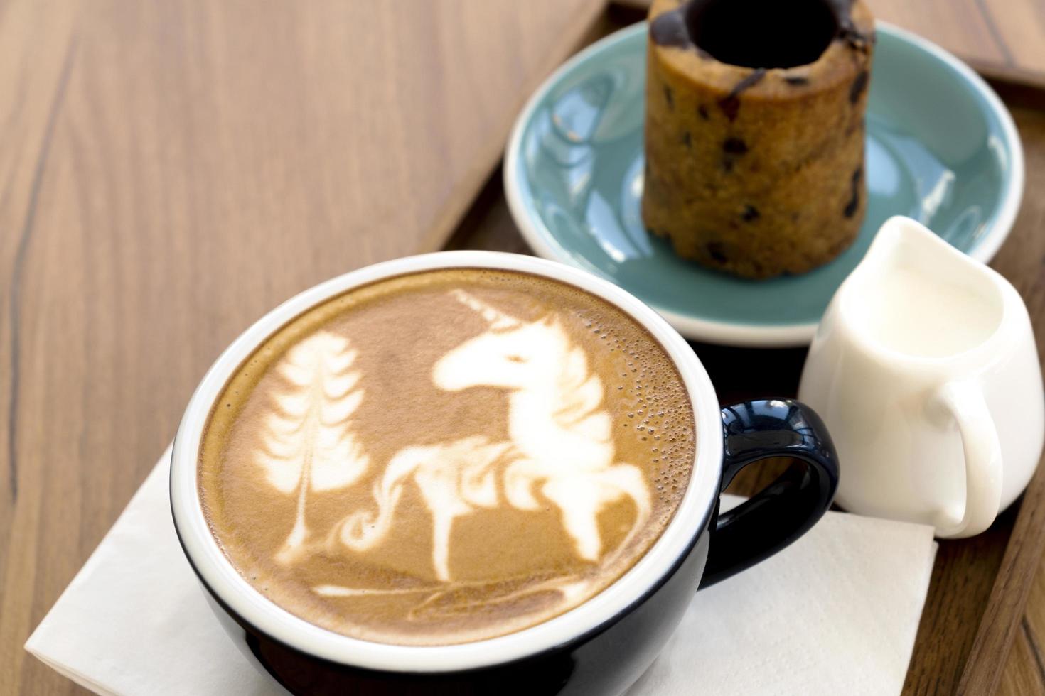 café con leche caliente con galletas en una mesa de madera foto