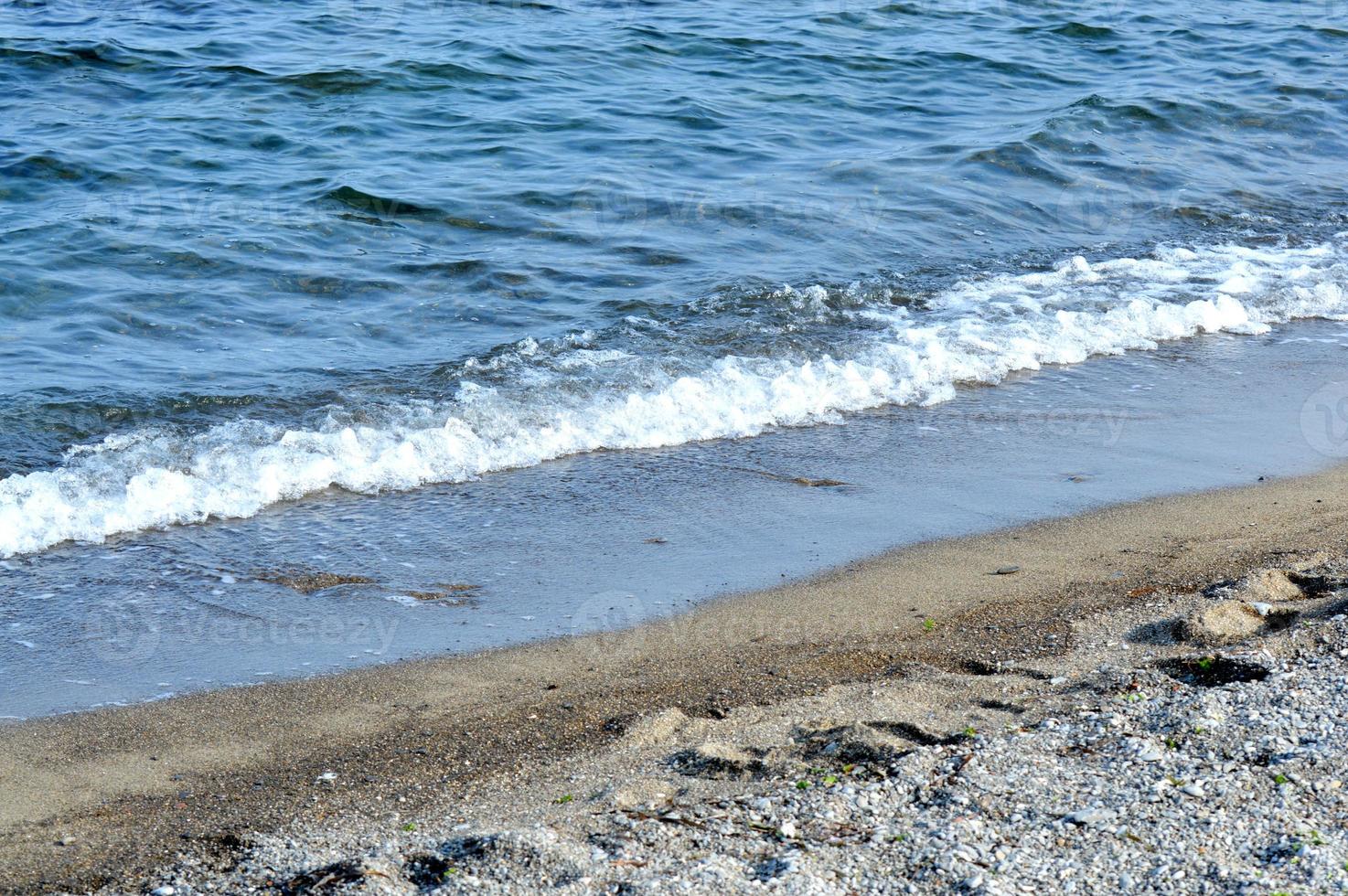 hermosa foto romántica, orilla del mar en la playa. relajante paisaje marino. olas con espuma en el mar. día soleado de verano. espíritu vacacional. Precioso paisaje. fondo de la naturaleza.