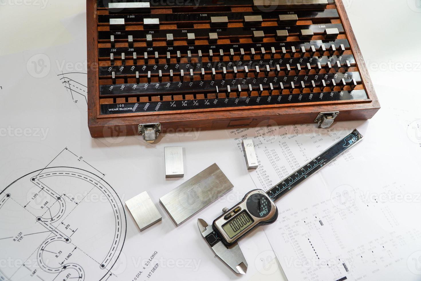 Los micrómetros digitales y los calibradores a vernier digitales realizan la calibración en grados de bloque, bloques patrón de precisión métrica foto