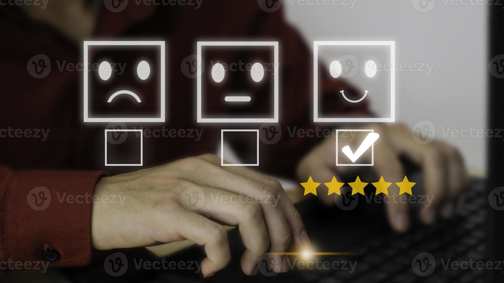 concepto de evaluación del servicio al cliente. hombre de negocios presionando el espectáculo de emoticonos de sonrisa en la pantalla virtual en el teléfono inteligente foto