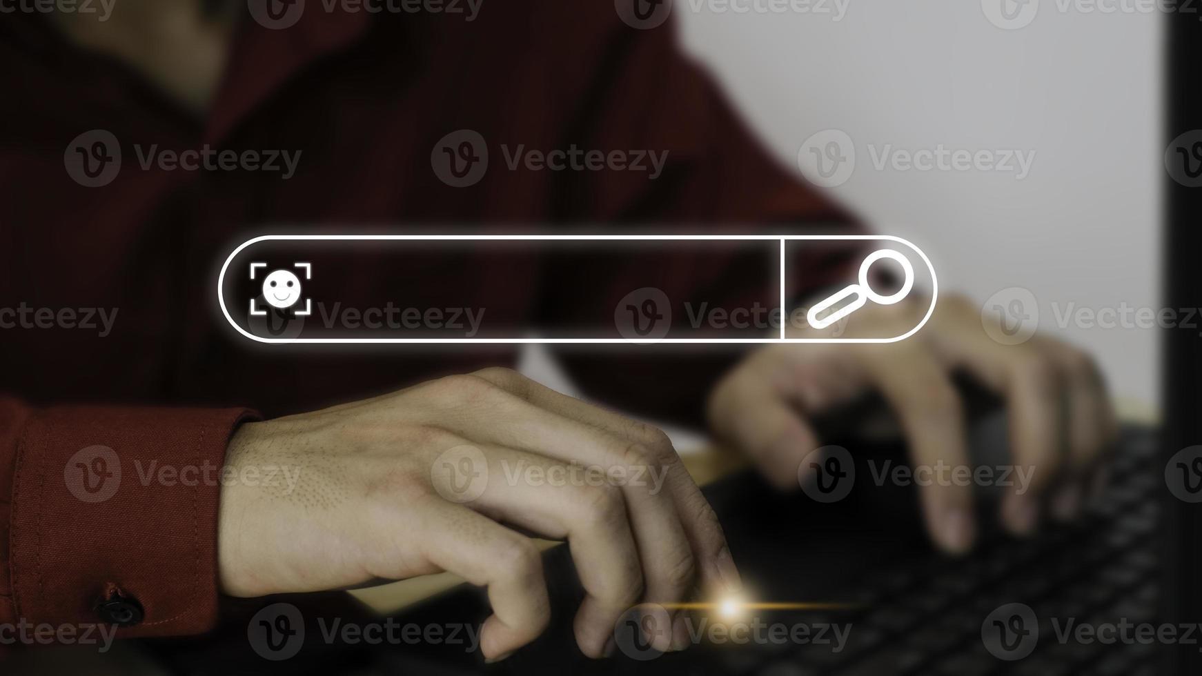 tecnología de búsqueda de datos optimización de motores de búsqueda la mano humana está usando un teclado de computadora para encontrar información usando la consola de búsqueda con su sitio web. foto