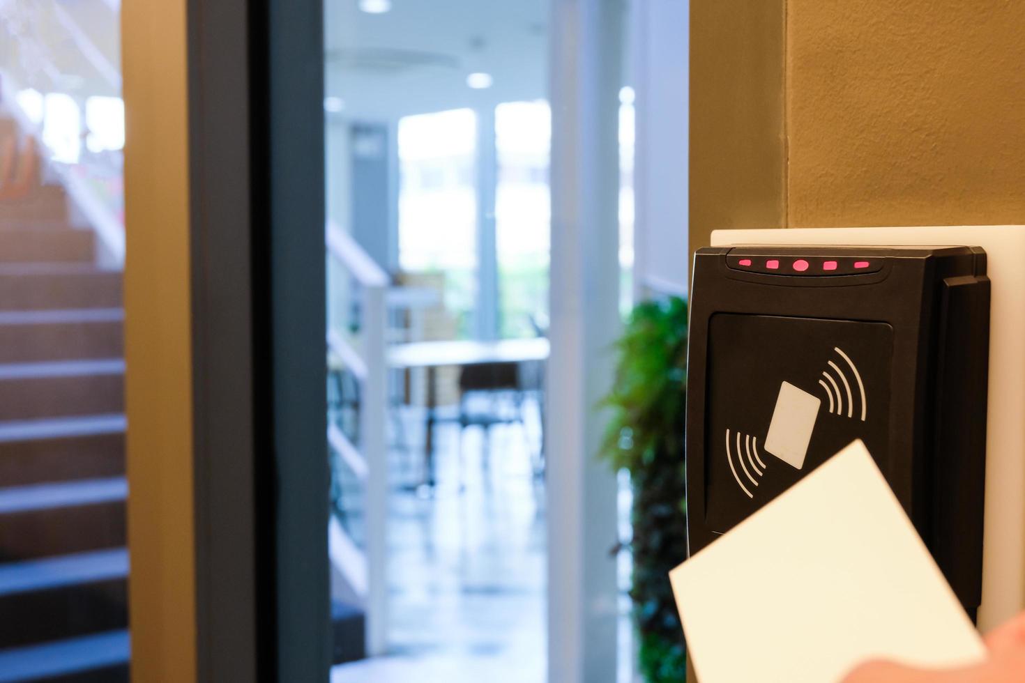 los hombres alcanzan la mano para usar la tarjeta de acceso rfid para acceder al área del edificio de oficinas y al espacio de trabajo. en la seguridad del edificio solo para persona autorizada foto