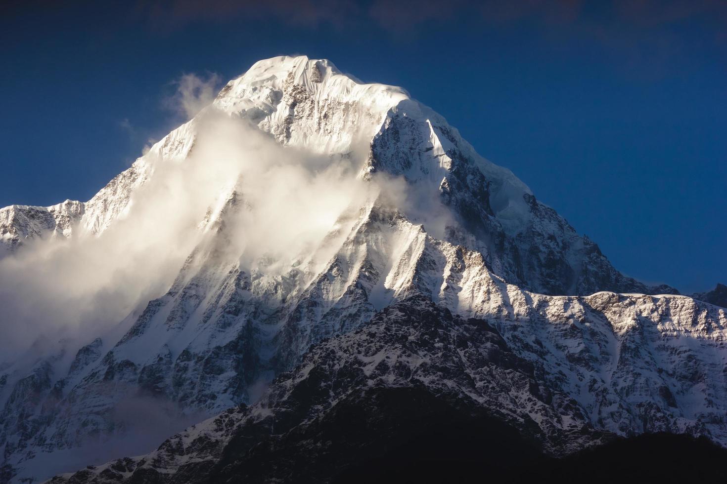 pico nevado de la montaña del sur de annapurna en el himalaya de nepal. foto