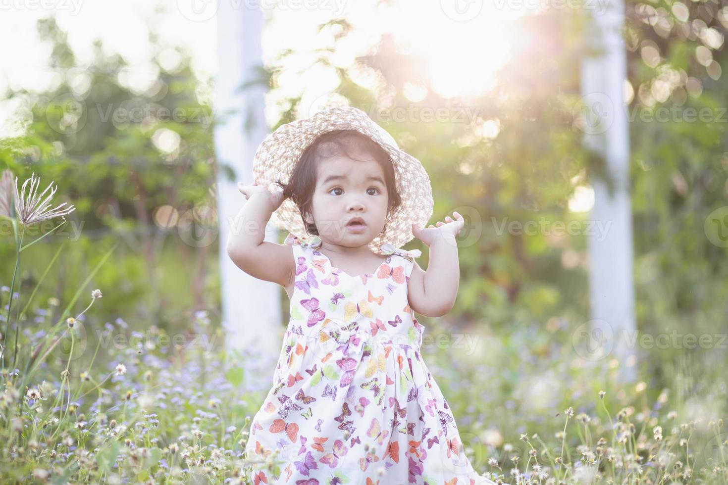 linda chica sonriendo brillantemente bajo el sol poniente foto