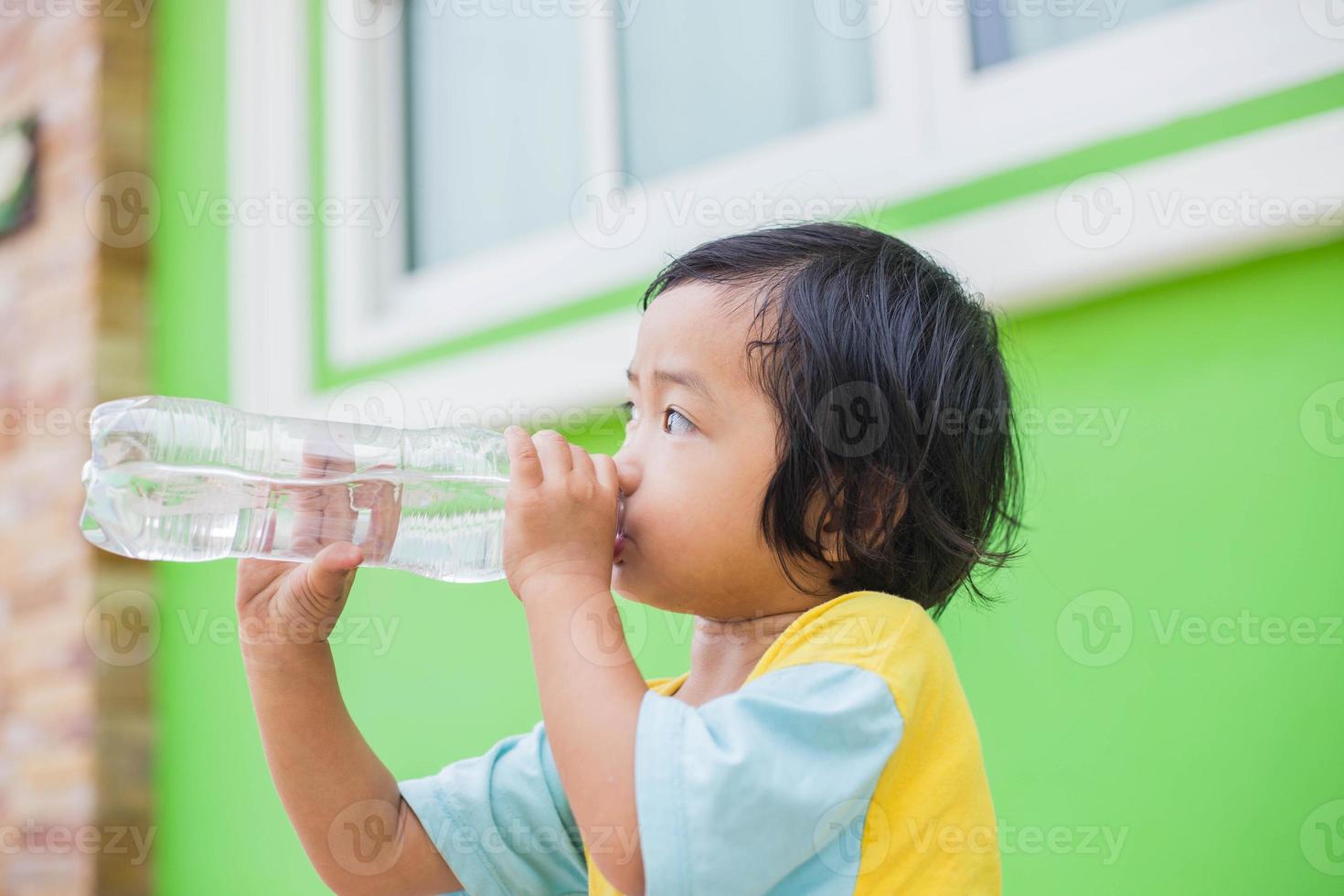 chica sedienta bebiendo agua al aire libre foto