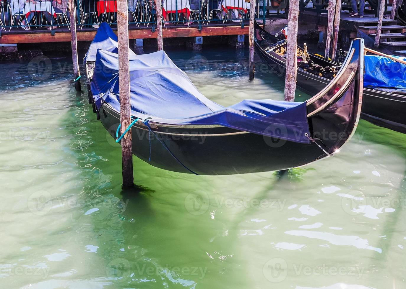 bote de remos en góndola hdr en venecia foto