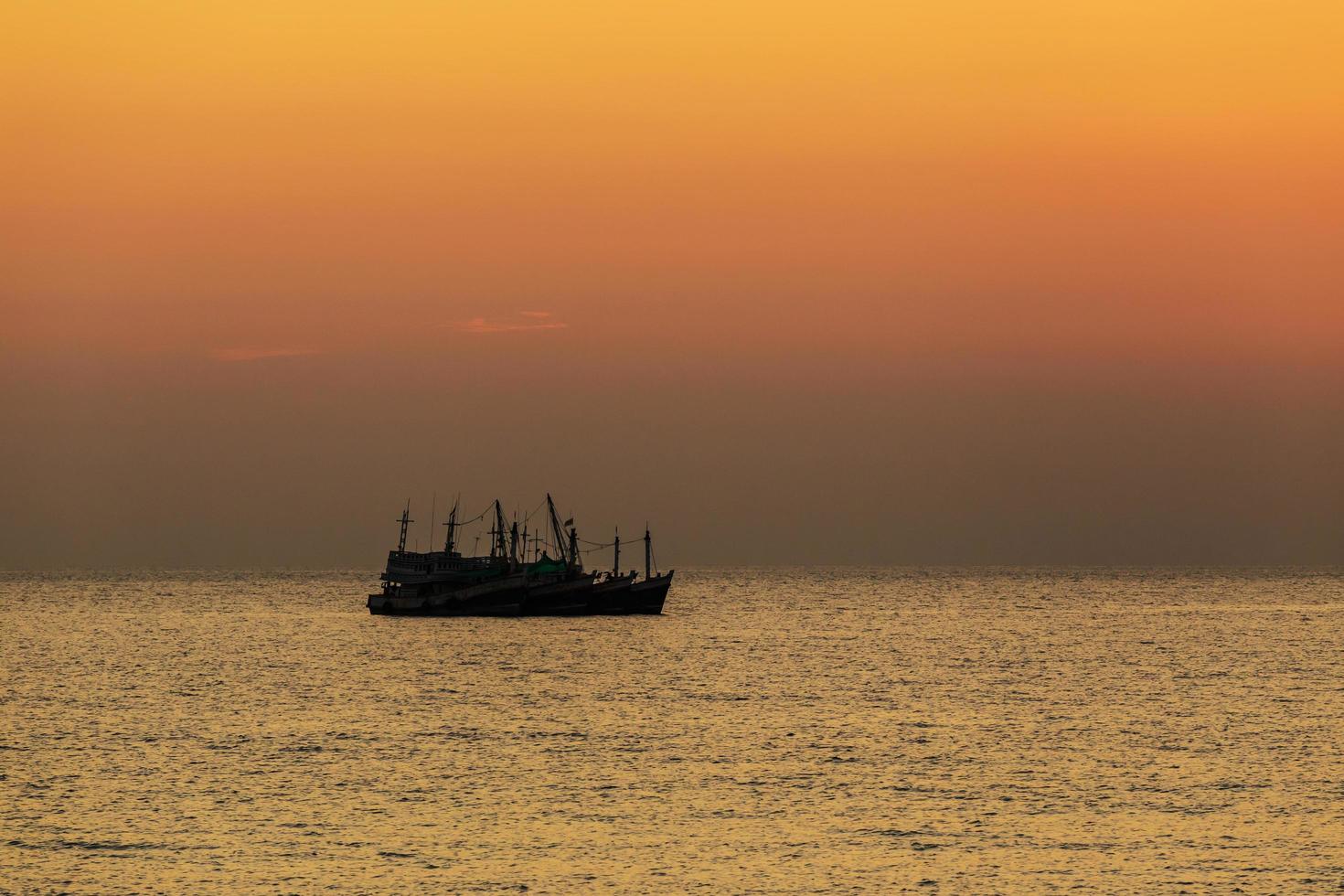 barco de pesca al atardecer foto