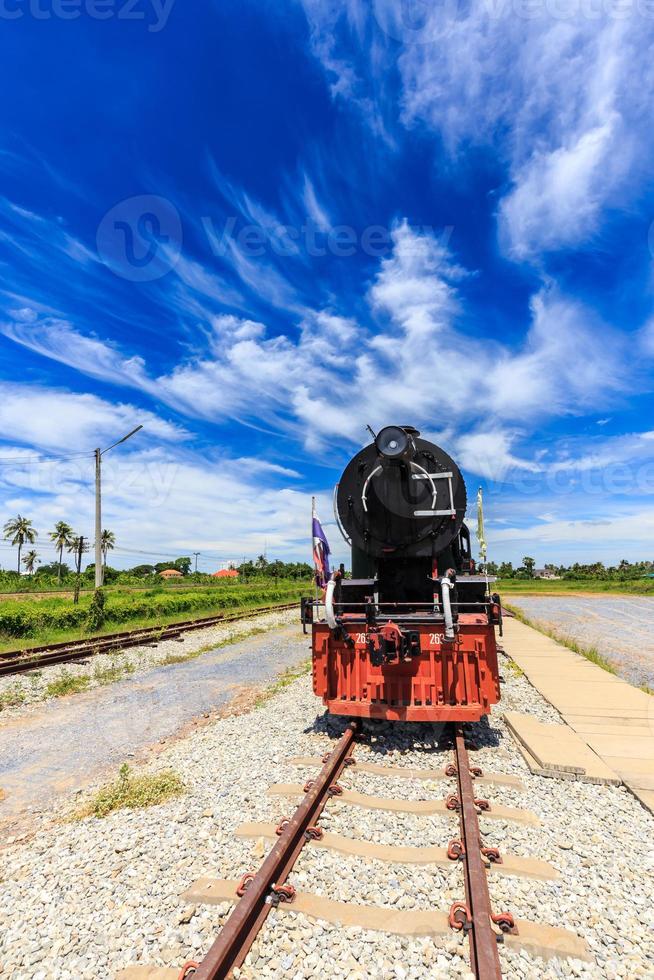 trenes de vapor antiguos en la estación con fondo de cielo azul foto