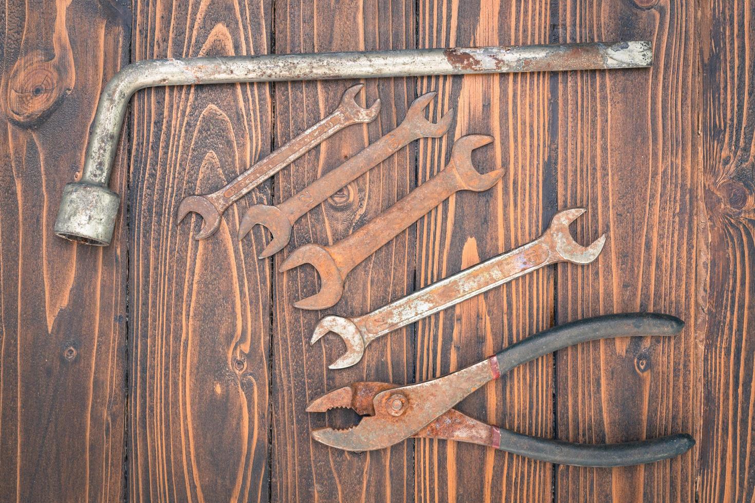 herramientas en mesa de madera foto