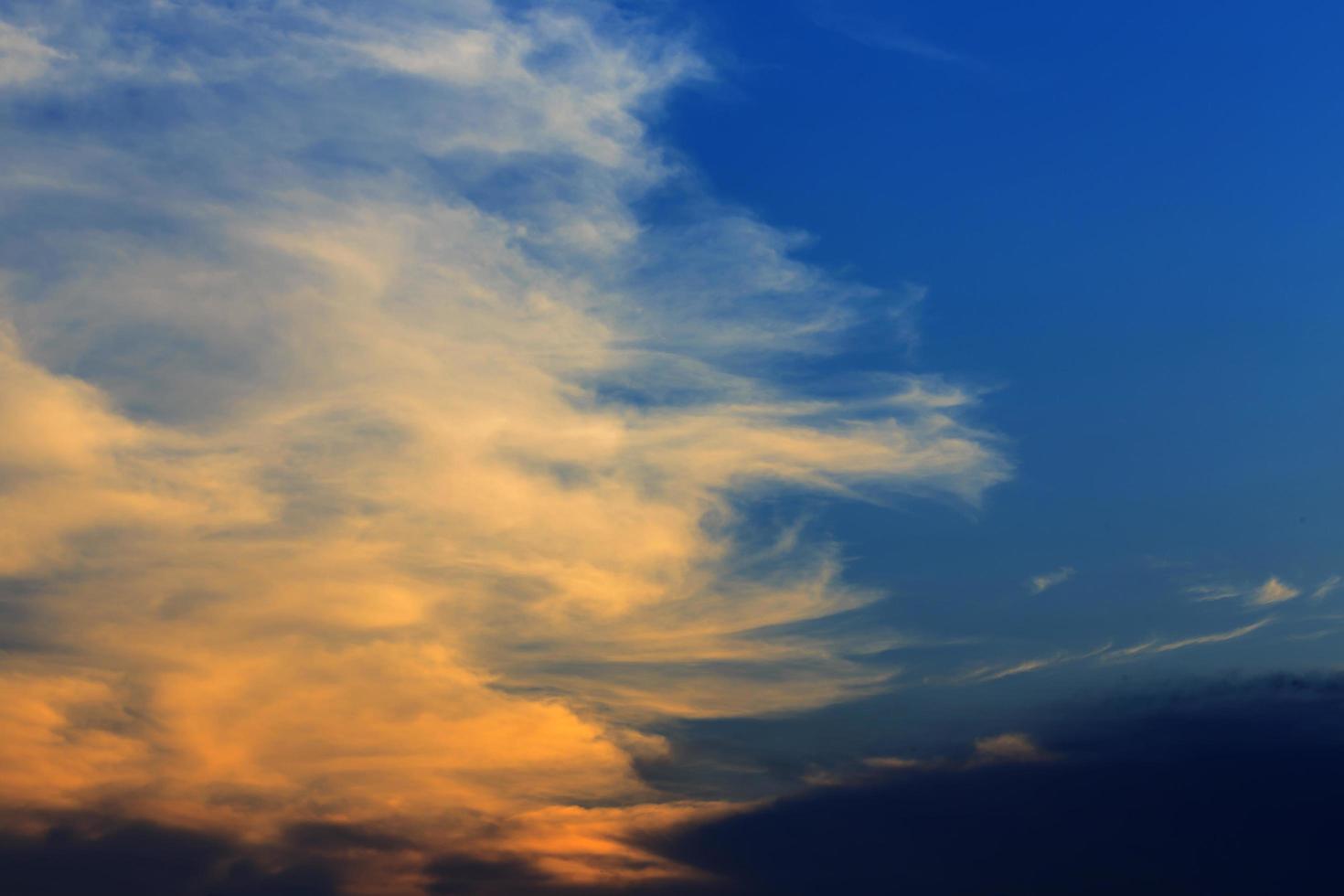 cielo nublado al atardecer foto