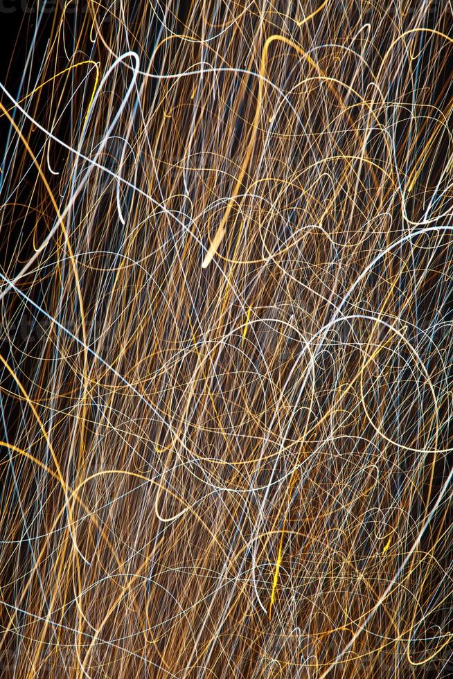 foto detallada de fuegos artificiales en fondo negro con movimientos artísticos de cámara