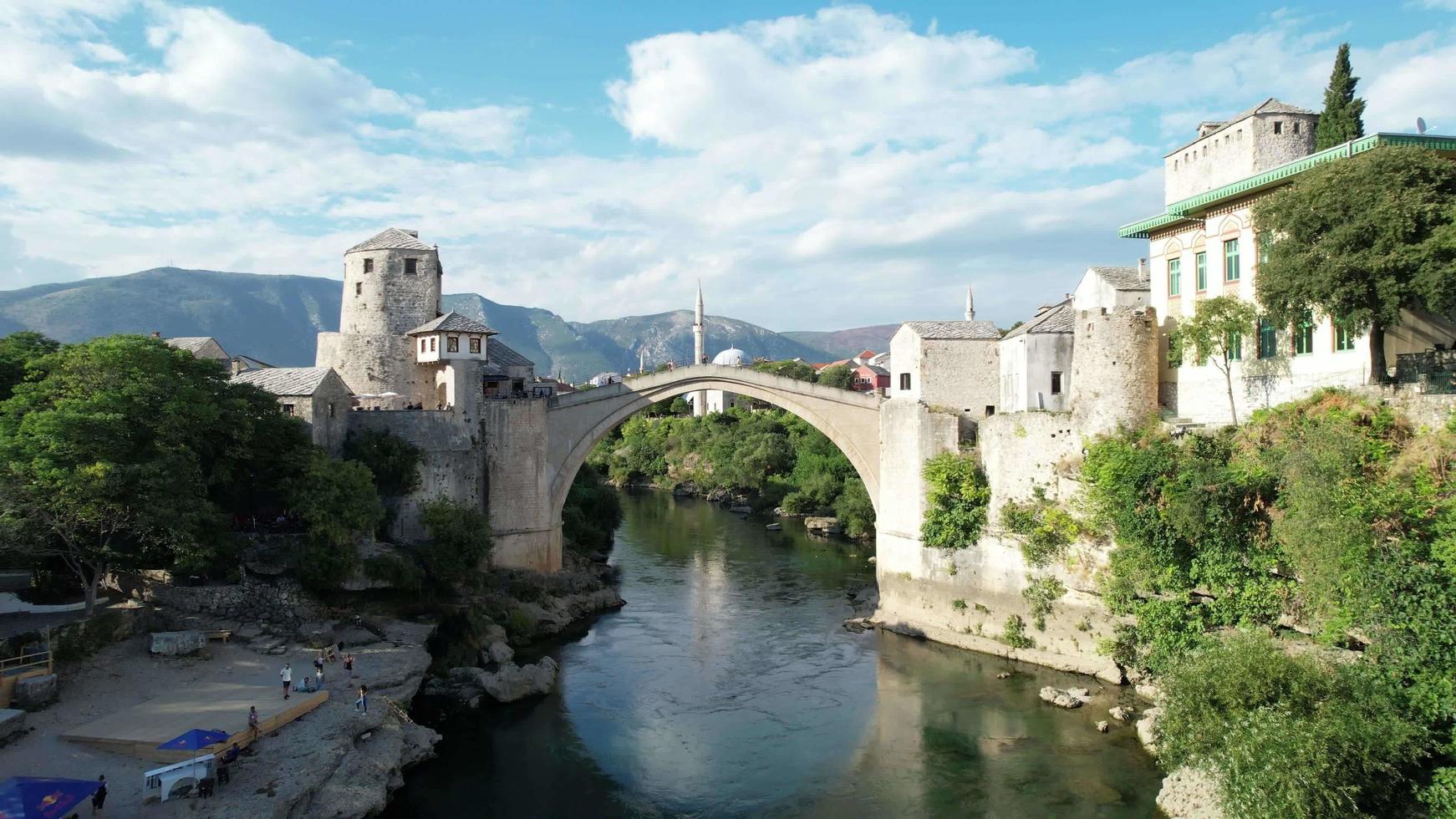 puente sobre el río neretva foto