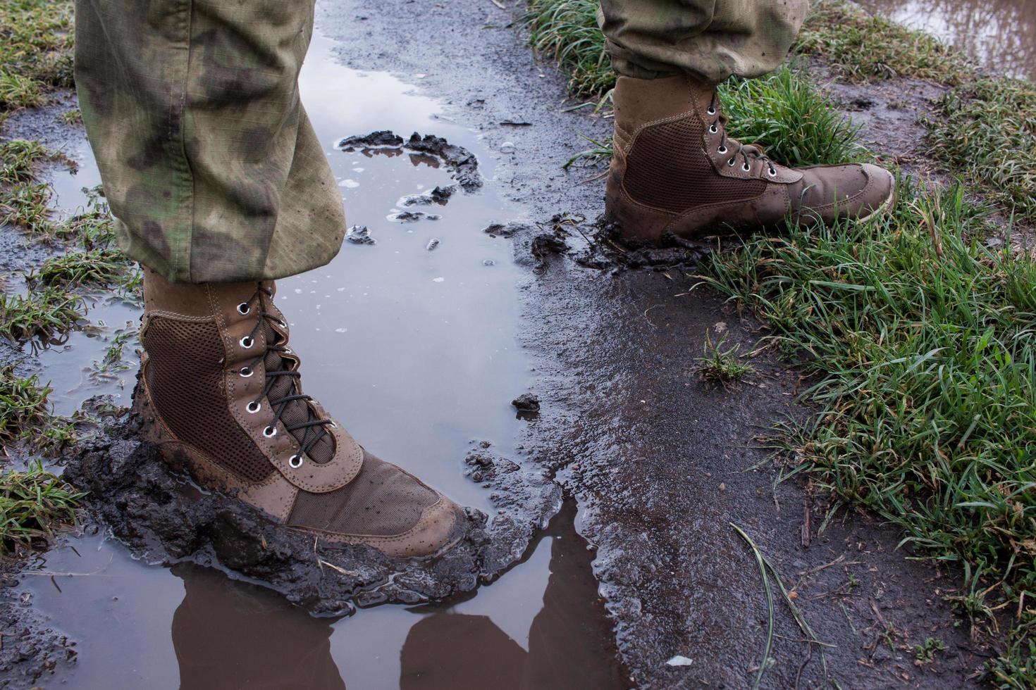 cerrar botas militares en agua sucia foto