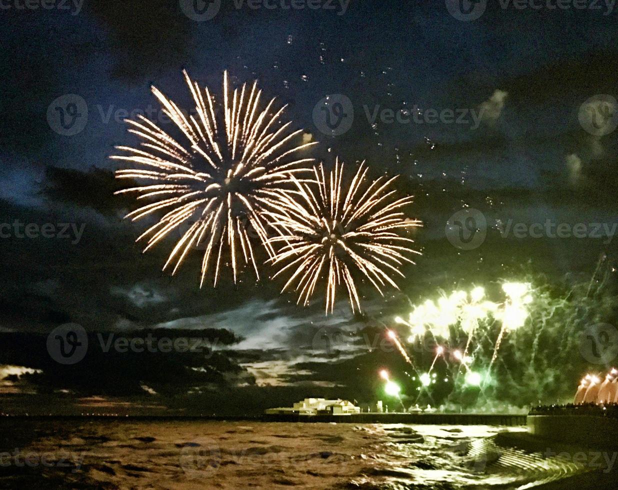 una vista de un espectáculo de fuegos artificiales foto