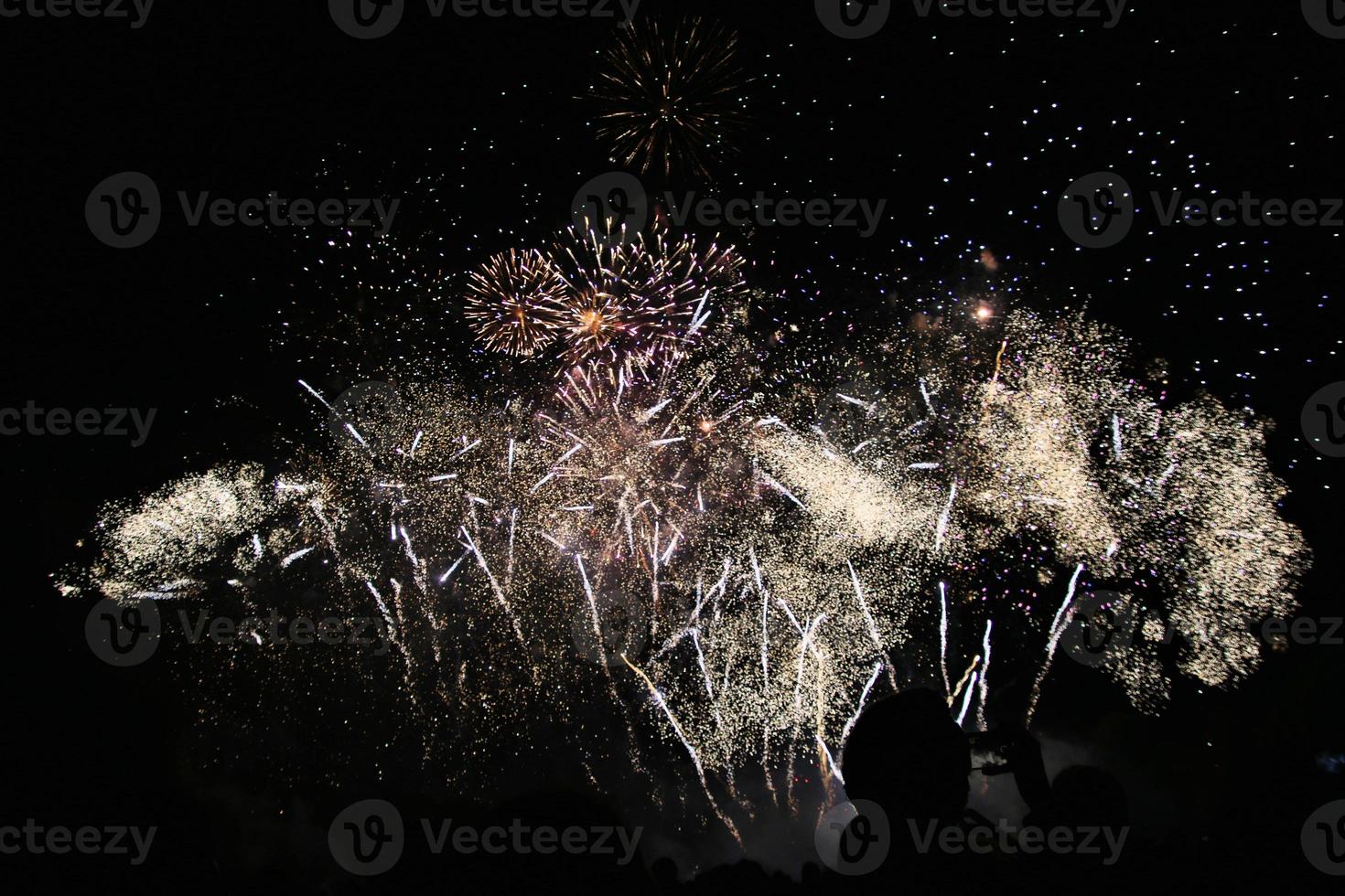 una vista de un espectáculo de fuegos artificiales foto