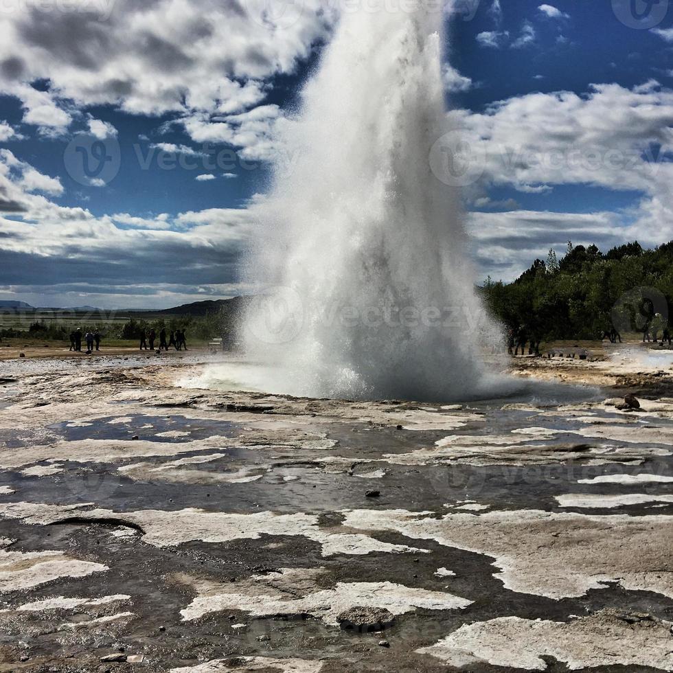 una vista de un géiser en islandia foto