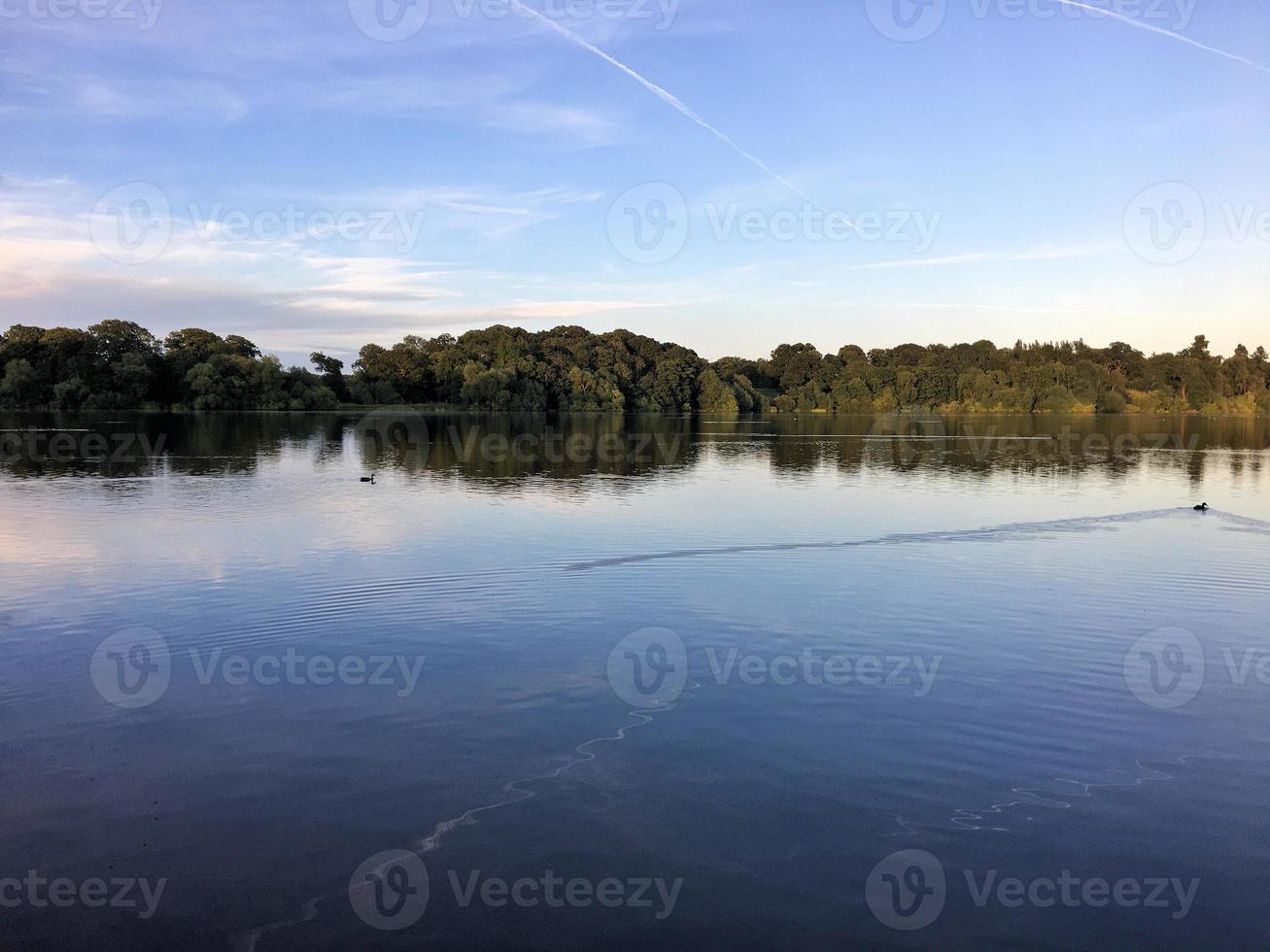 una vista del lago ellesmere foto