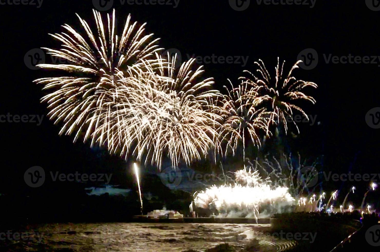 una vista de un espectáculo de fuegos artificiales foto