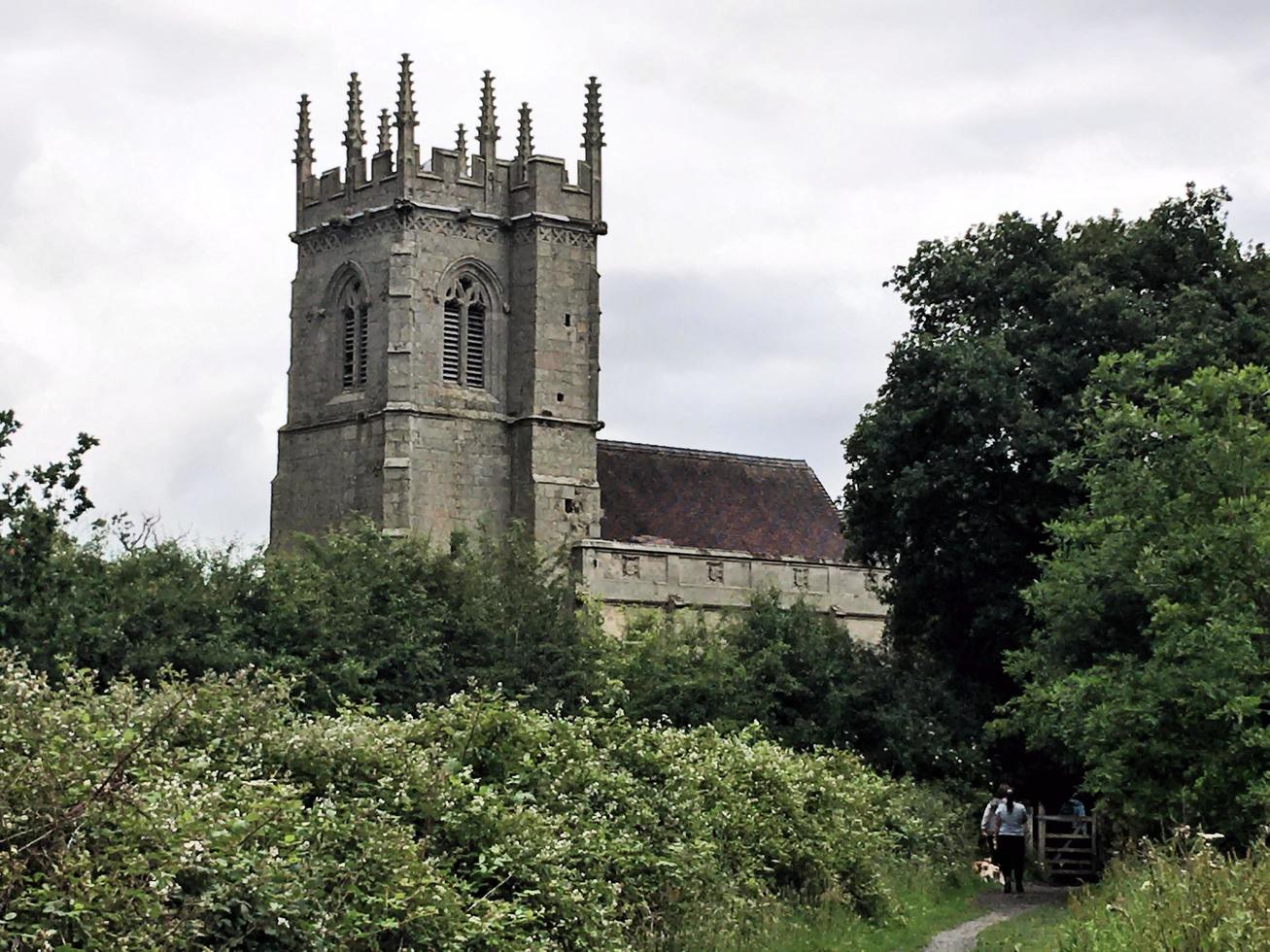 shrewsbury en shropshire en el reino unido en marzo de 2021. una vista de la iglesia del campo de batalla cerca de shrewsbury foto