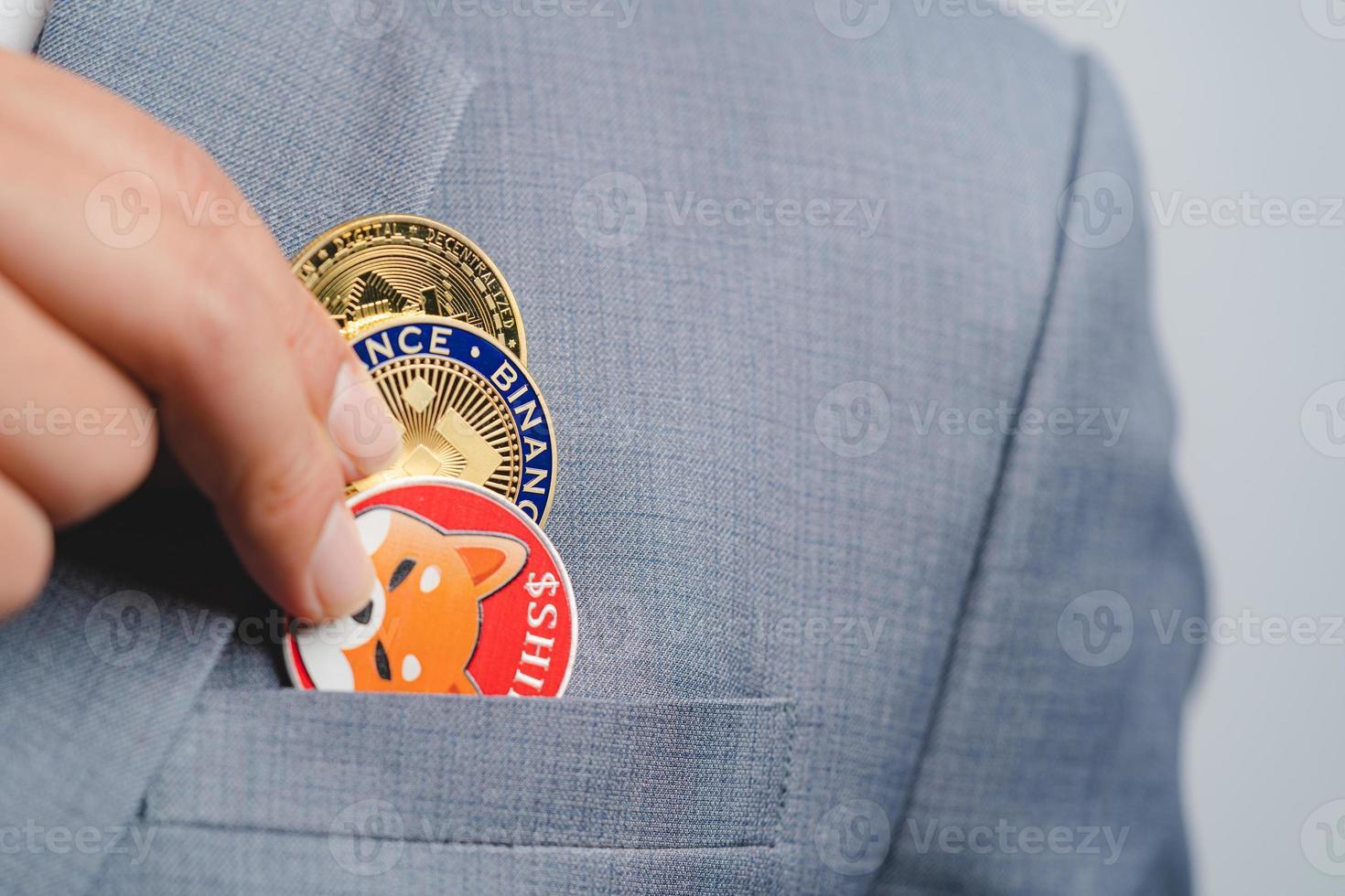 moneda de bitcoin dorada moneda shiba, grupo de monedas binance bnb incluido con criptomoneda escogida a mano en bolsa de traje hombre de negocios con traje azul. archivar y poner y dar a mí. primer plano y macro. foto