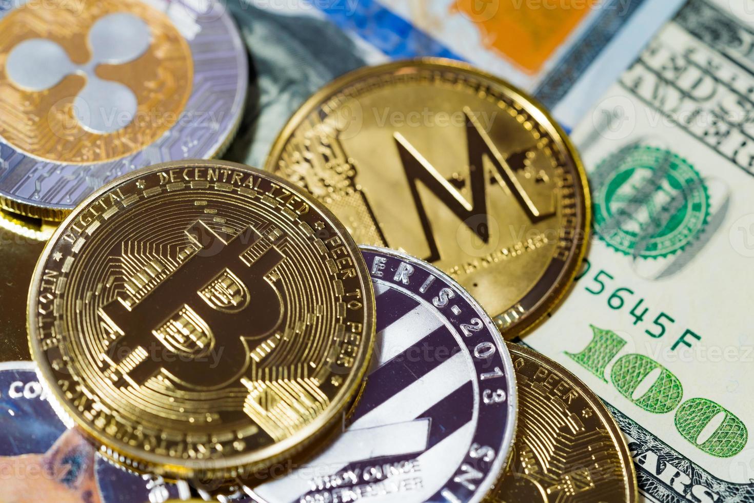 dogecoin doge, bitcoin, ethereum eth, moneda binance, incluida con la moneda de criptomoneda en la pila 100 cien dólares estadounidenses nuevos El futuro de la tecnología blockchain virtual estadounidense es el concepto de cierre de dinero. foto