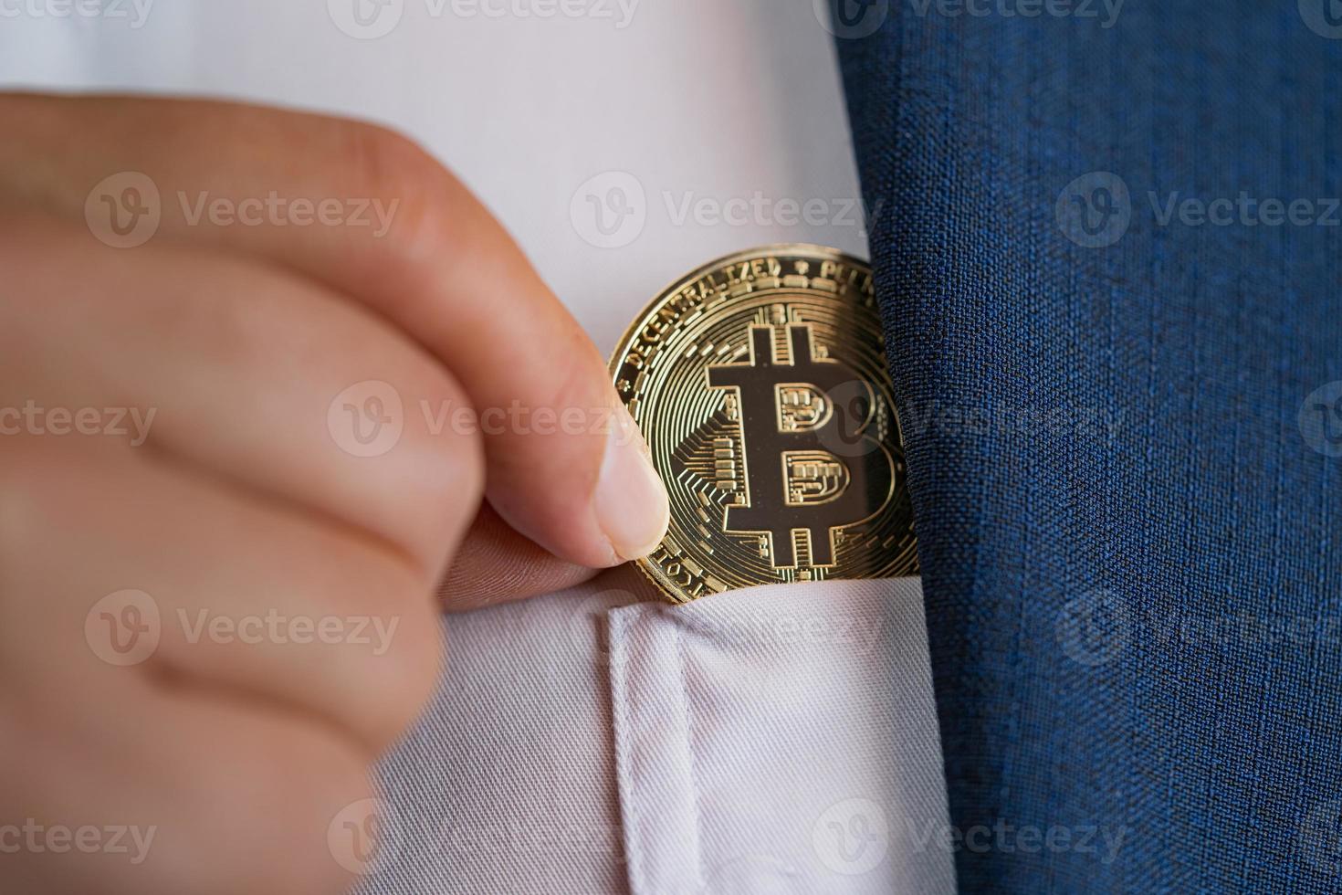 selección de enfoque primer plano y desenfoque bitcoin btc de primer plano incluido con criptomoneda seleccionada a mano en bolsa de traje hombre de negocios o empleados bancarios con traje azul. archivar y poner y dar a mí. foto