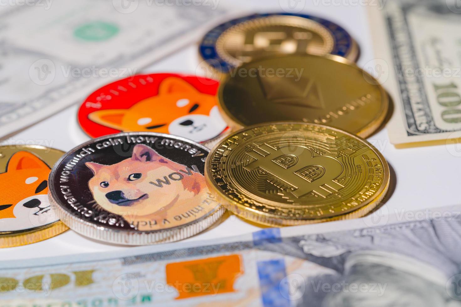 dogecoin doge, bitcoin, ethereum eth, moneda shiba, incluida con moneda criptográfica en la pila 100 cien nuevos dólares estadounidenses tecnología de cadena de bloques virtual estadounidense el futuro es dinero concepto de cierre foto