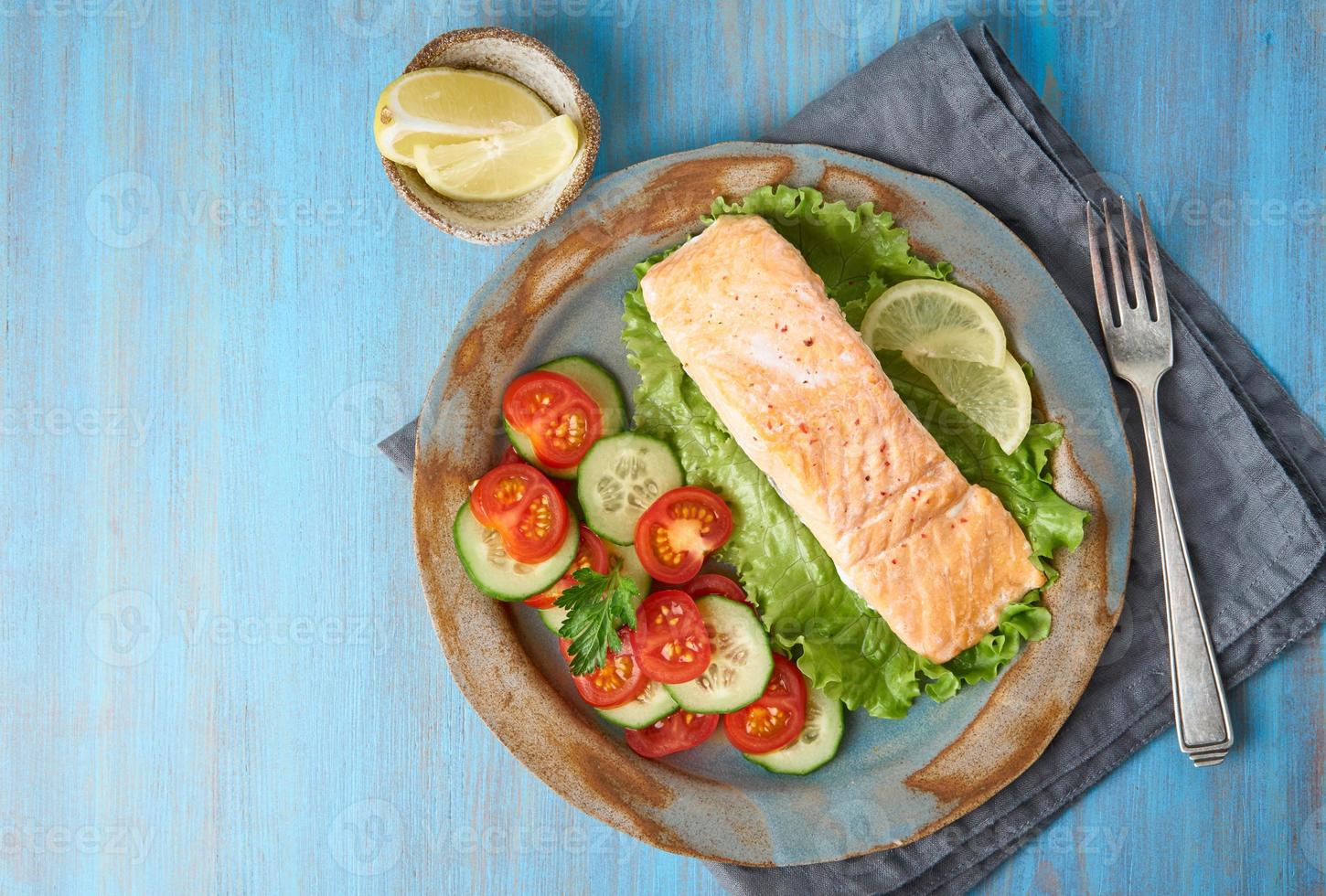 salmón al vapor y verduras, paleo, ceto, dieta fodmap. copia espacio, vista superior. concepto de dieta saludable foto