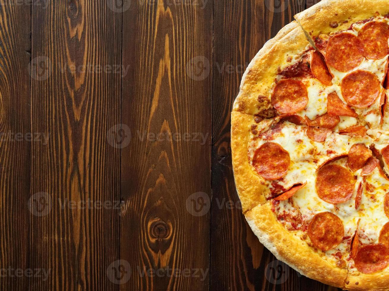 parte de pizza de pepperoni, salsa de tomate, queso mozzarella extra, vista superior con espacio para copiar. foto