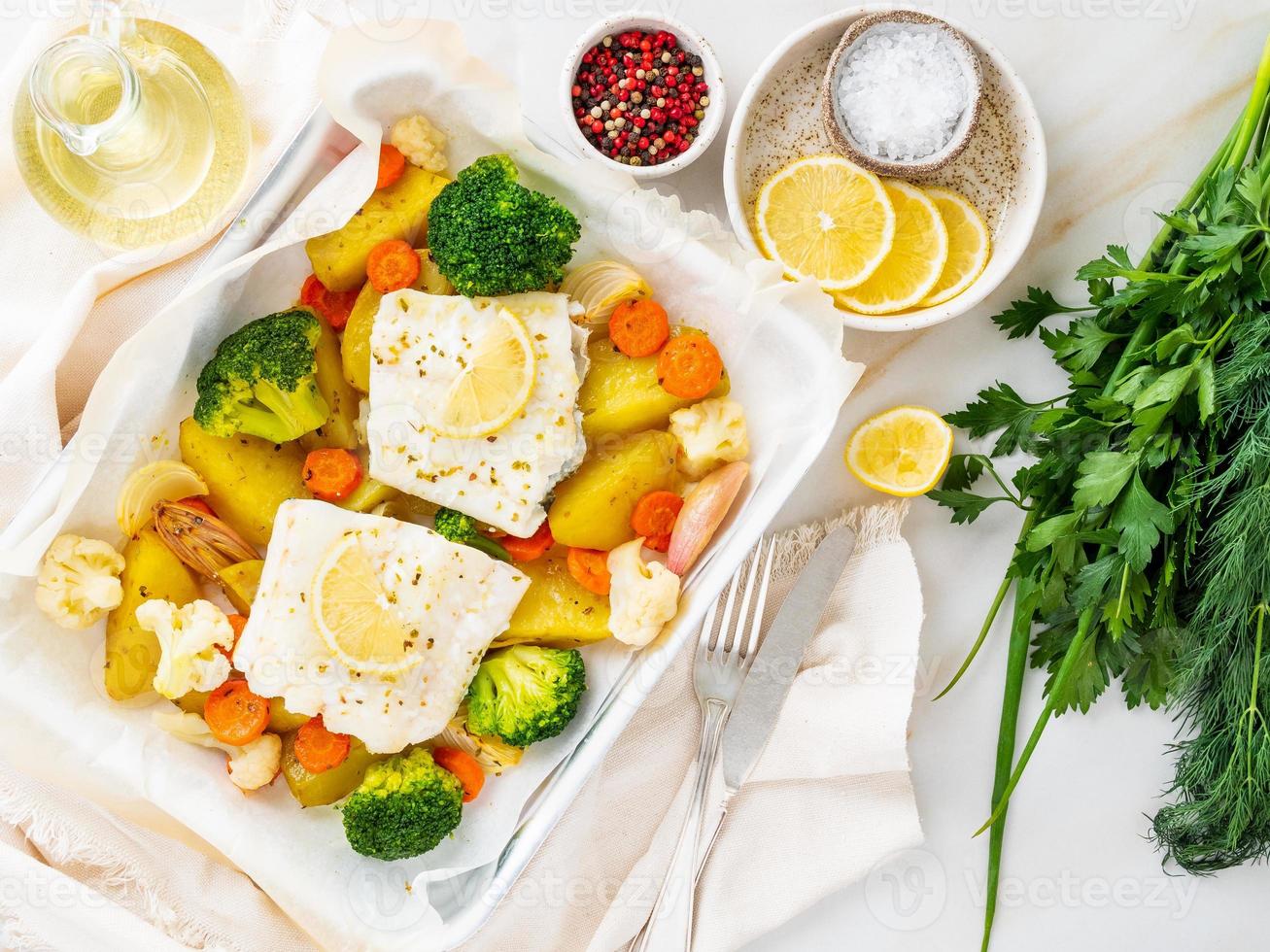 bacalao de pescado al horno con verduras - dieta saludable comida saludable. luz foto