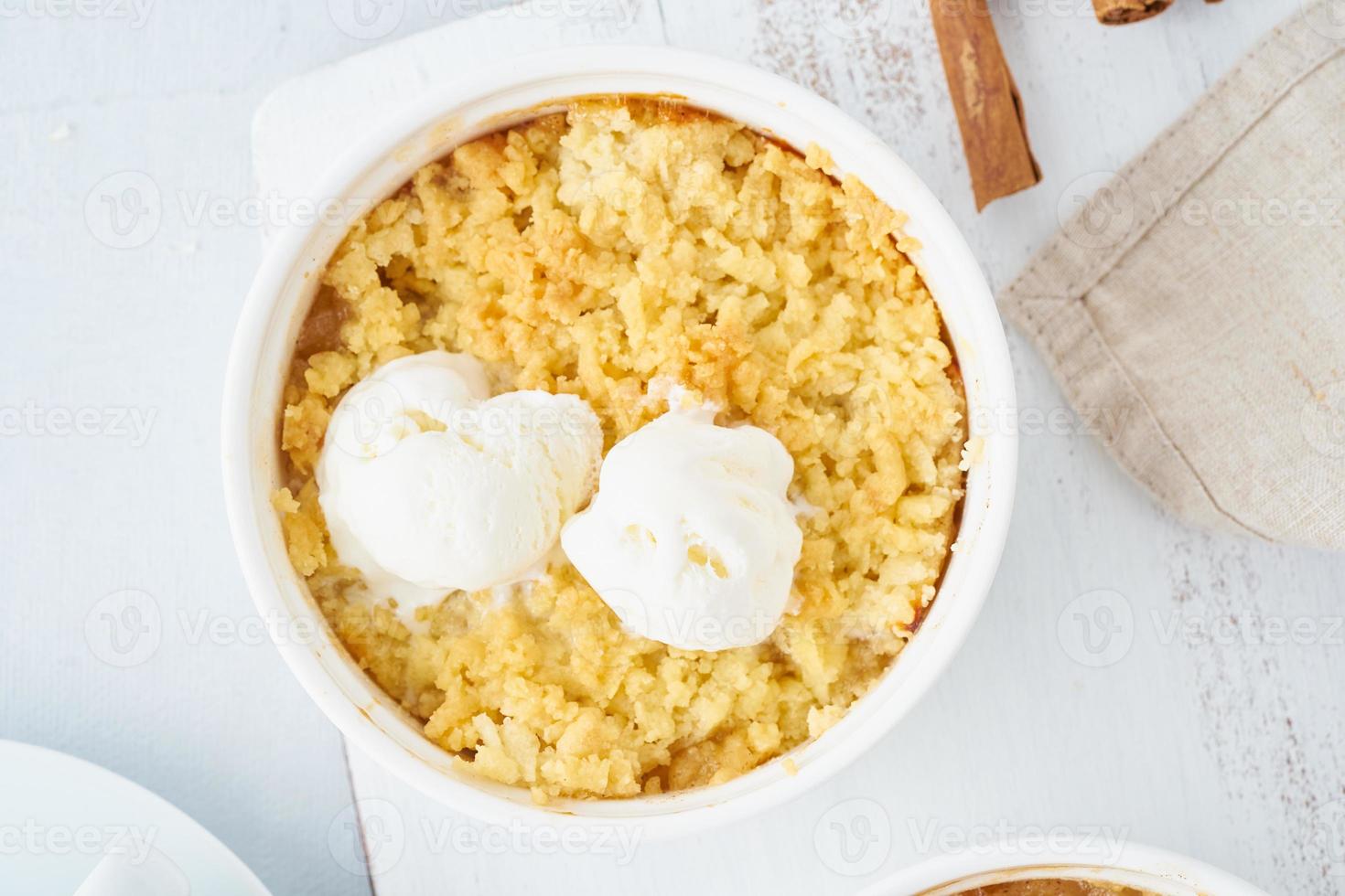 crumble de manzana con helado, streusel. desayuno matutino en una mesa gris claro. vista superior foto