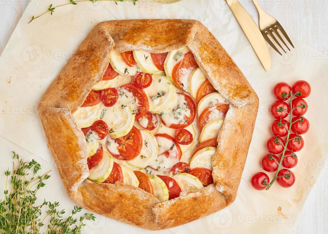 receta paso a paso. galette casera con verduras, pastel integral foto