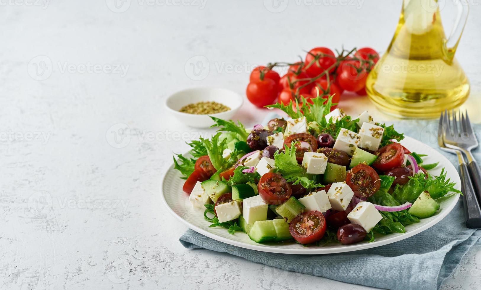 Ensalada griega con queso feta y tomates, comida dietética sobre fondo blanco copia espacio primer plano foto