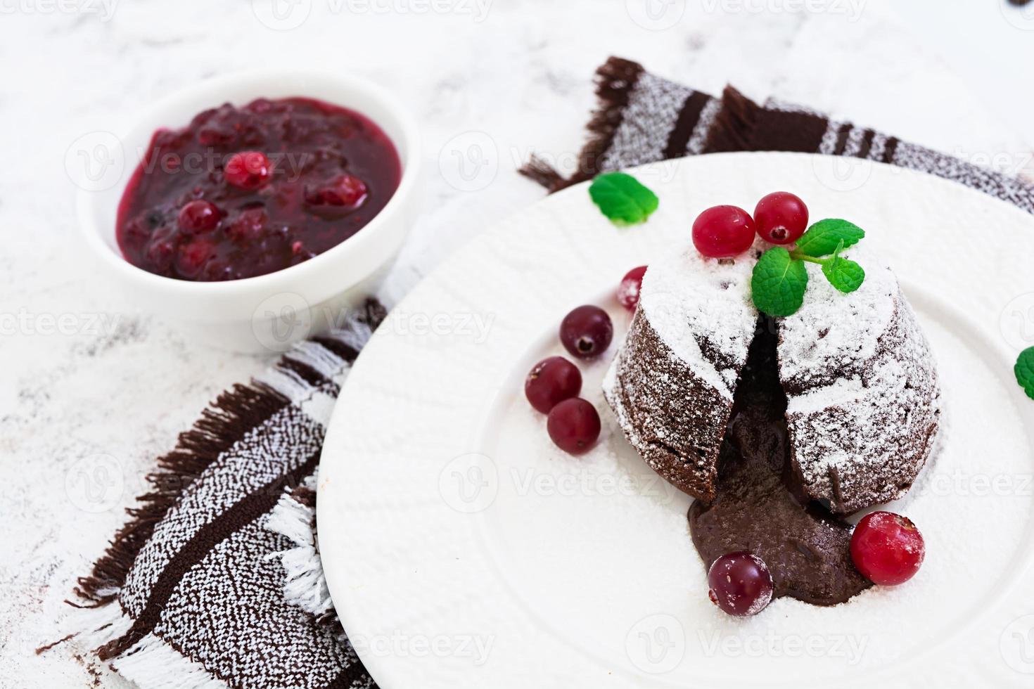 fondant de chocolate con salsa de arándanos. foto