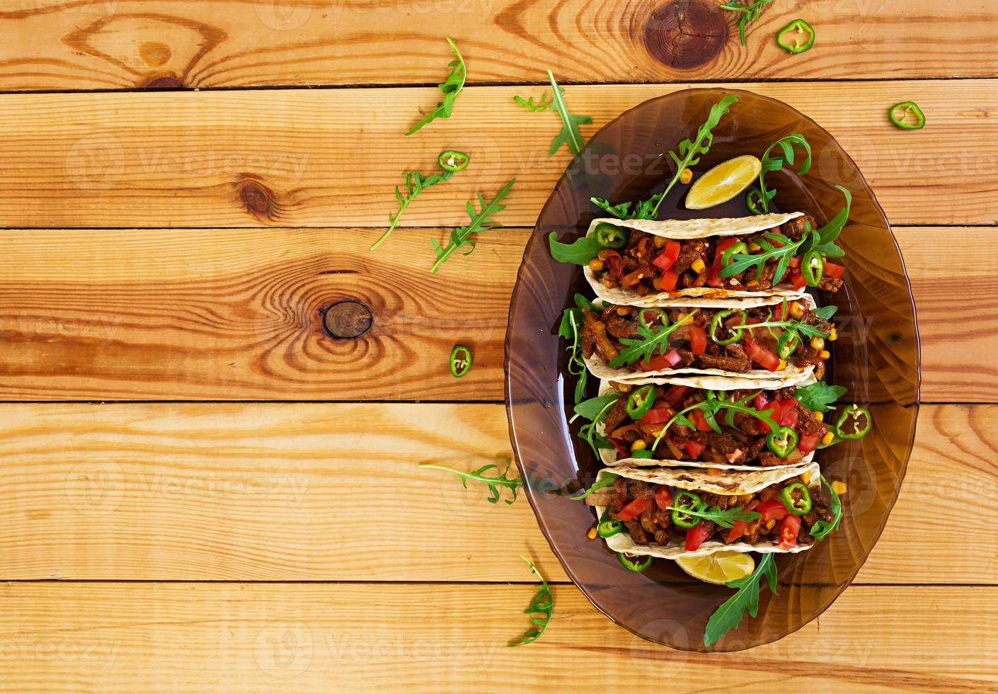 tacos mexicanos con carne de res en salsa de tomate foto