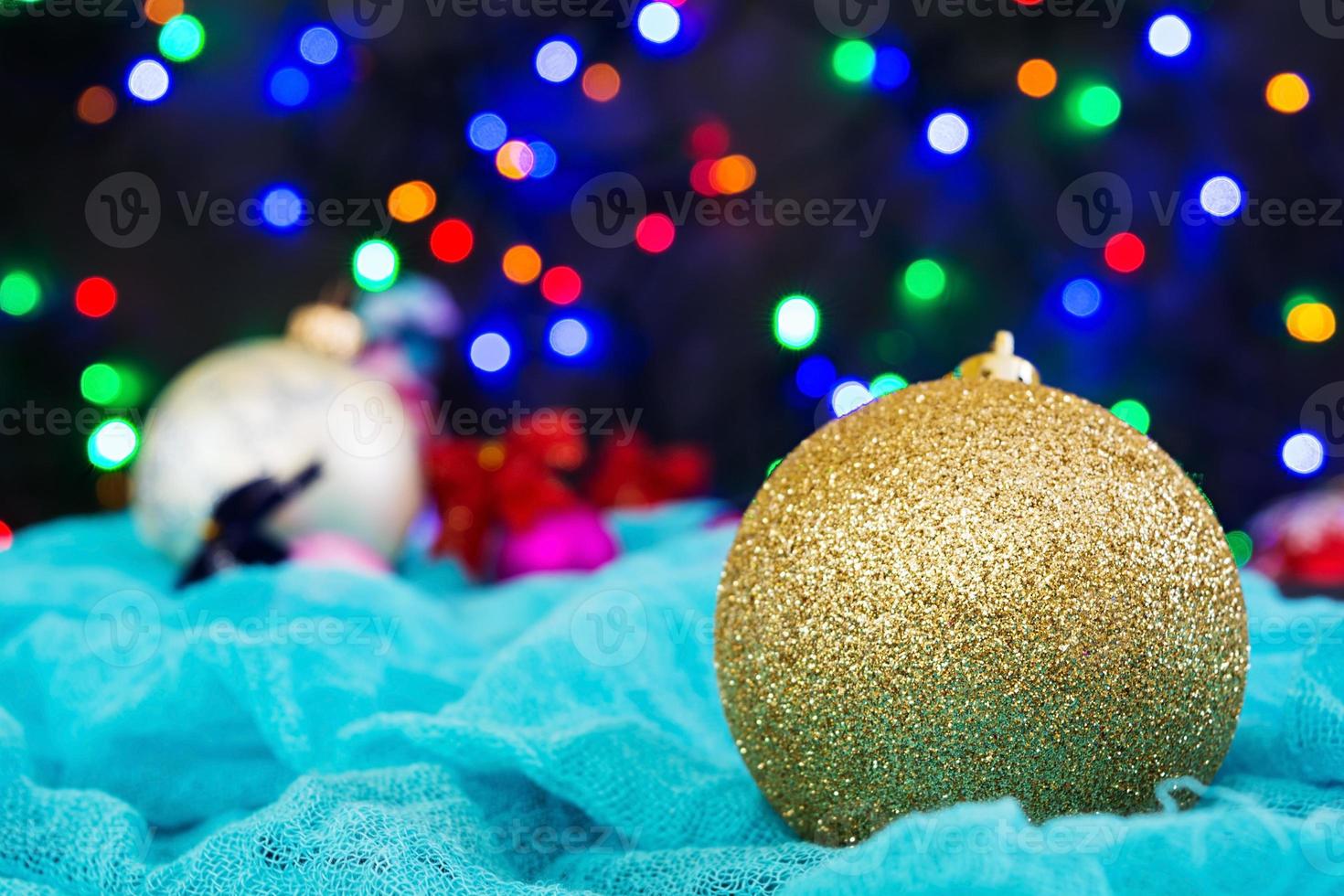 fondo de navidad con bolas y guirnaldas foto