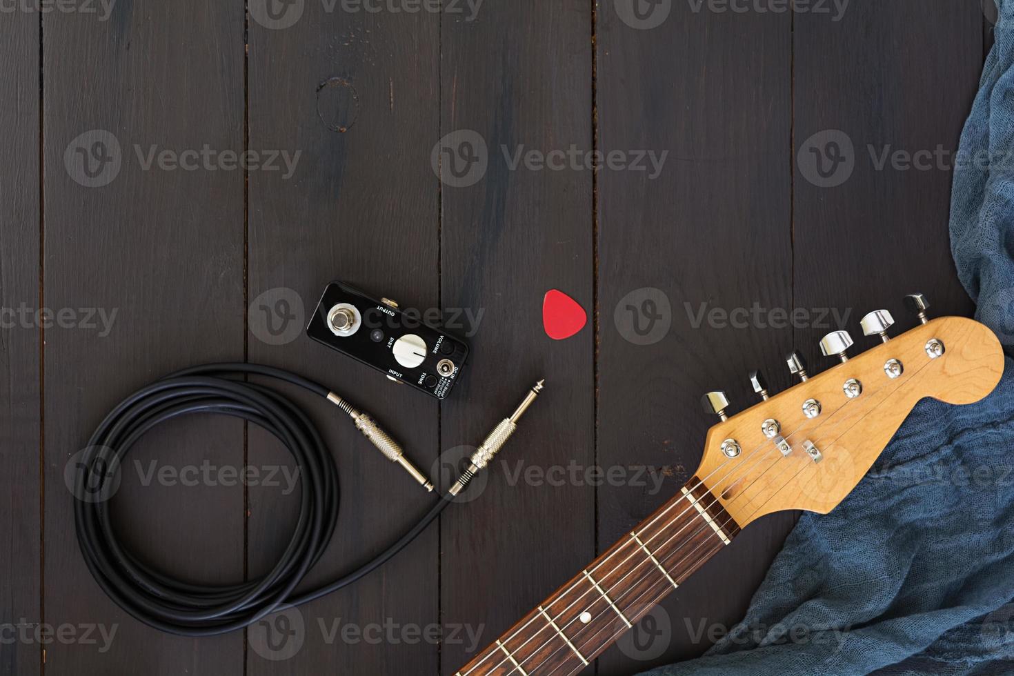 guitarra eléctrica sobre fondo oscuro foto