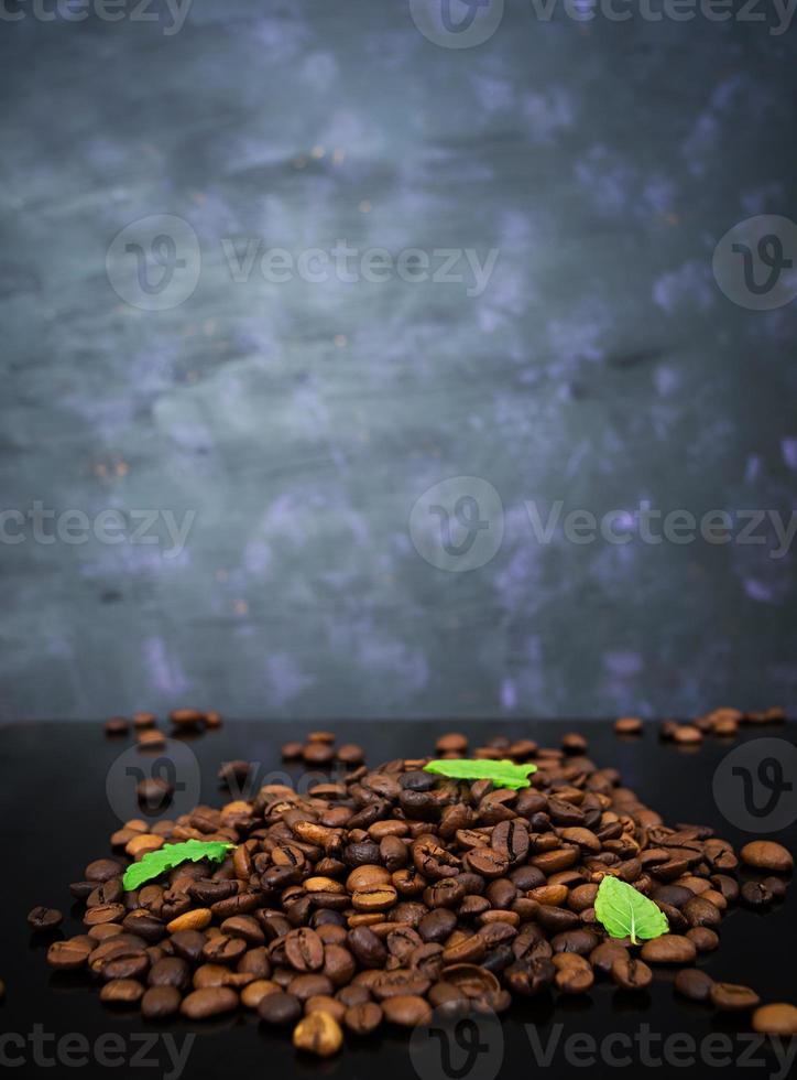 granos de café sobre fondo oscuro foto