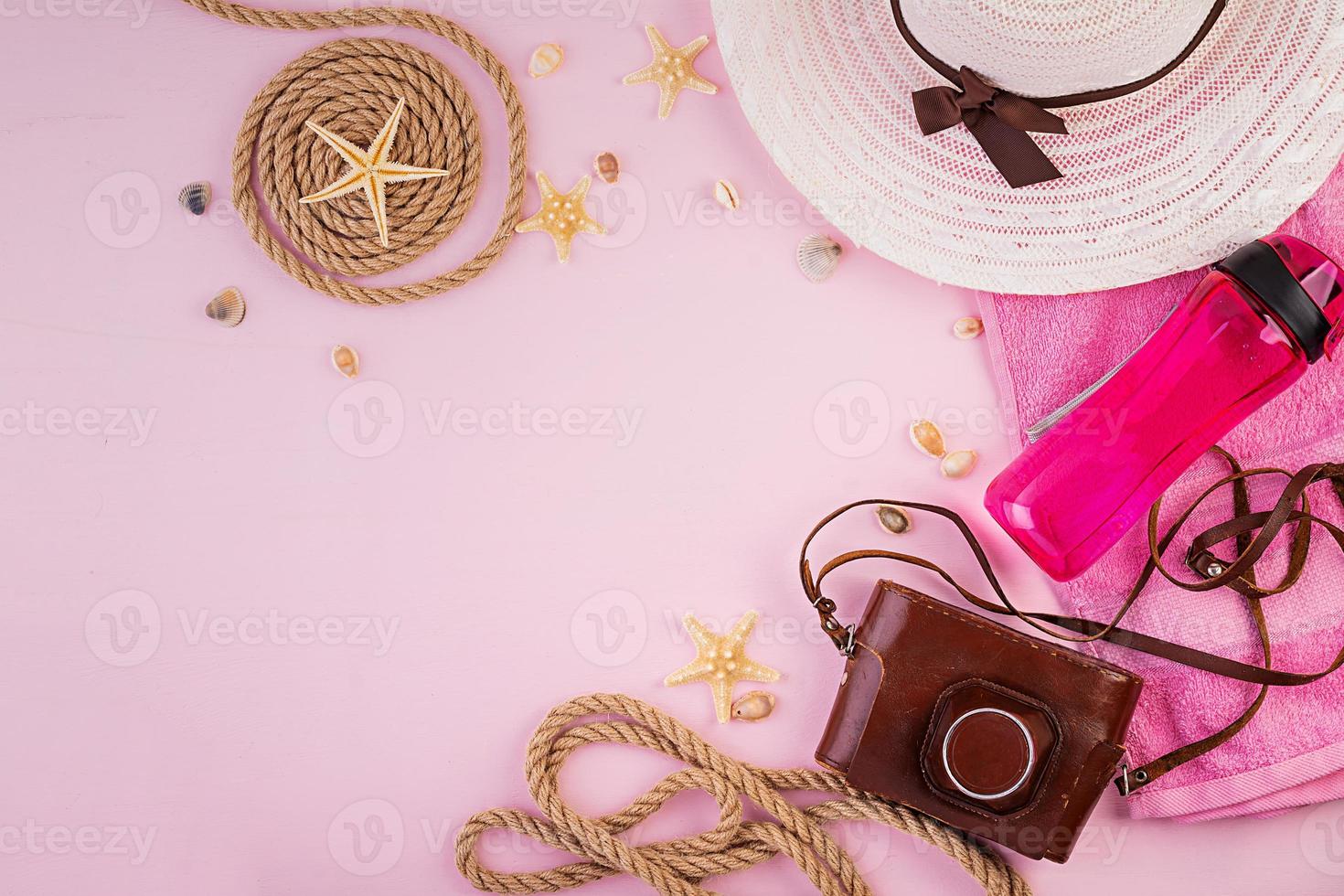 concepto de vacaciones. coloridos accesorios de vacaciones femeninos. puesta plana de verano. vista superior foto