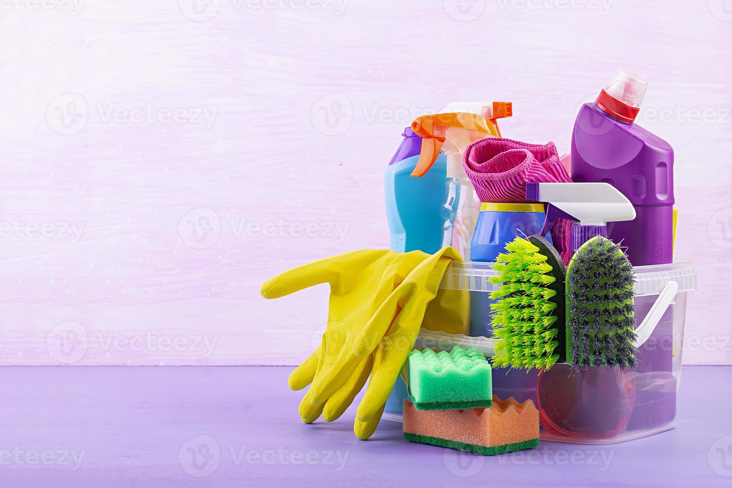 concepto de servicio de limpieza. colorido juego de limpieza para diferentes superficies en la cocina, el baño y otras habitaciones. foto
