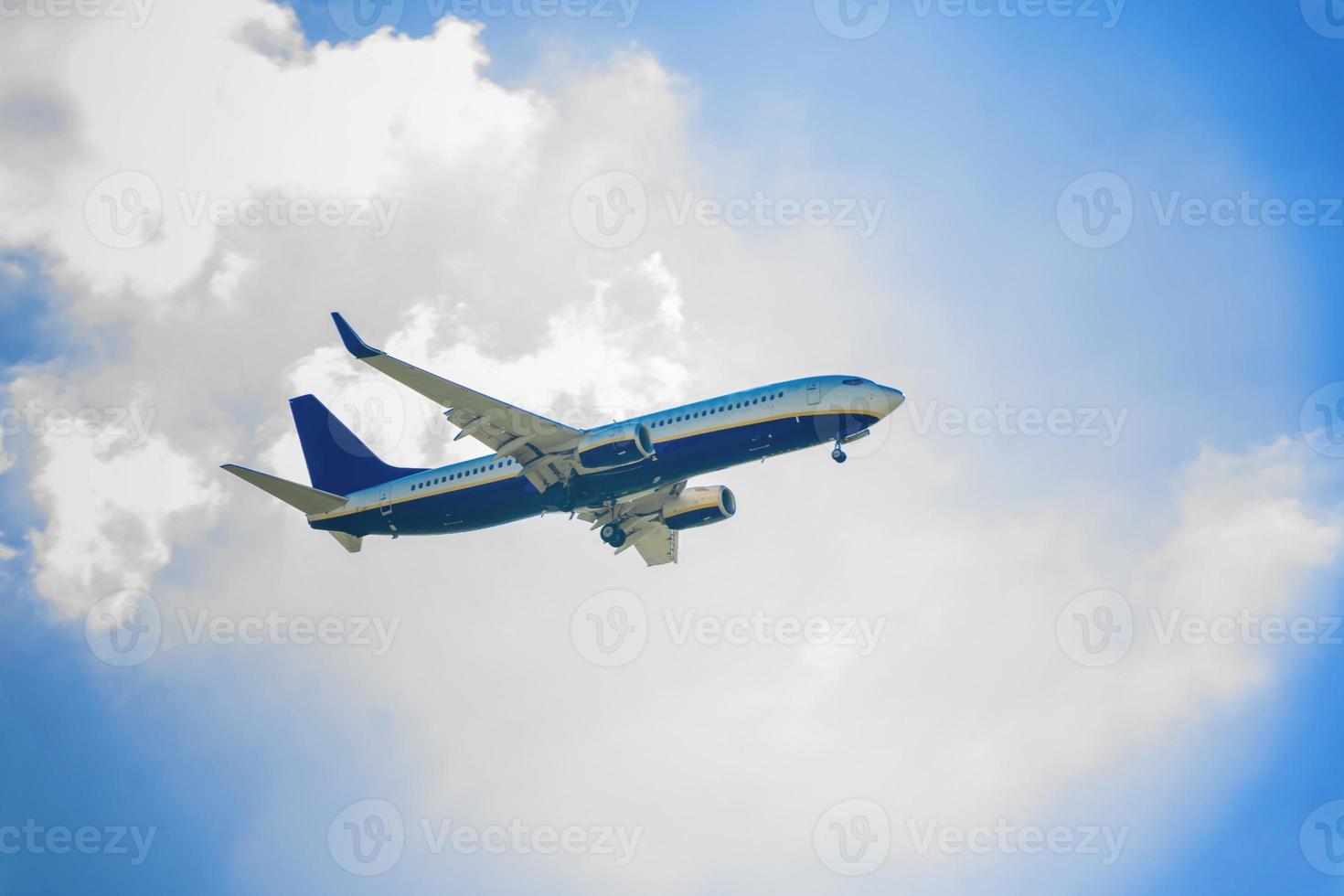 avión en el cielo y la nube foto