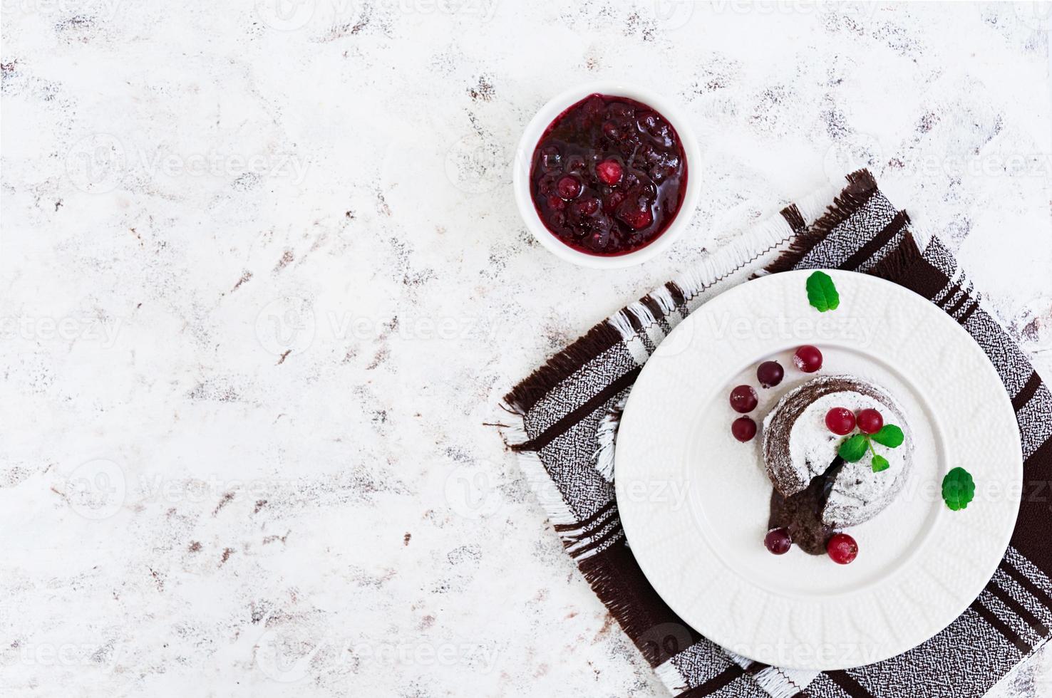 fondant de chocolate con salsa de arándanos. vista superior foto